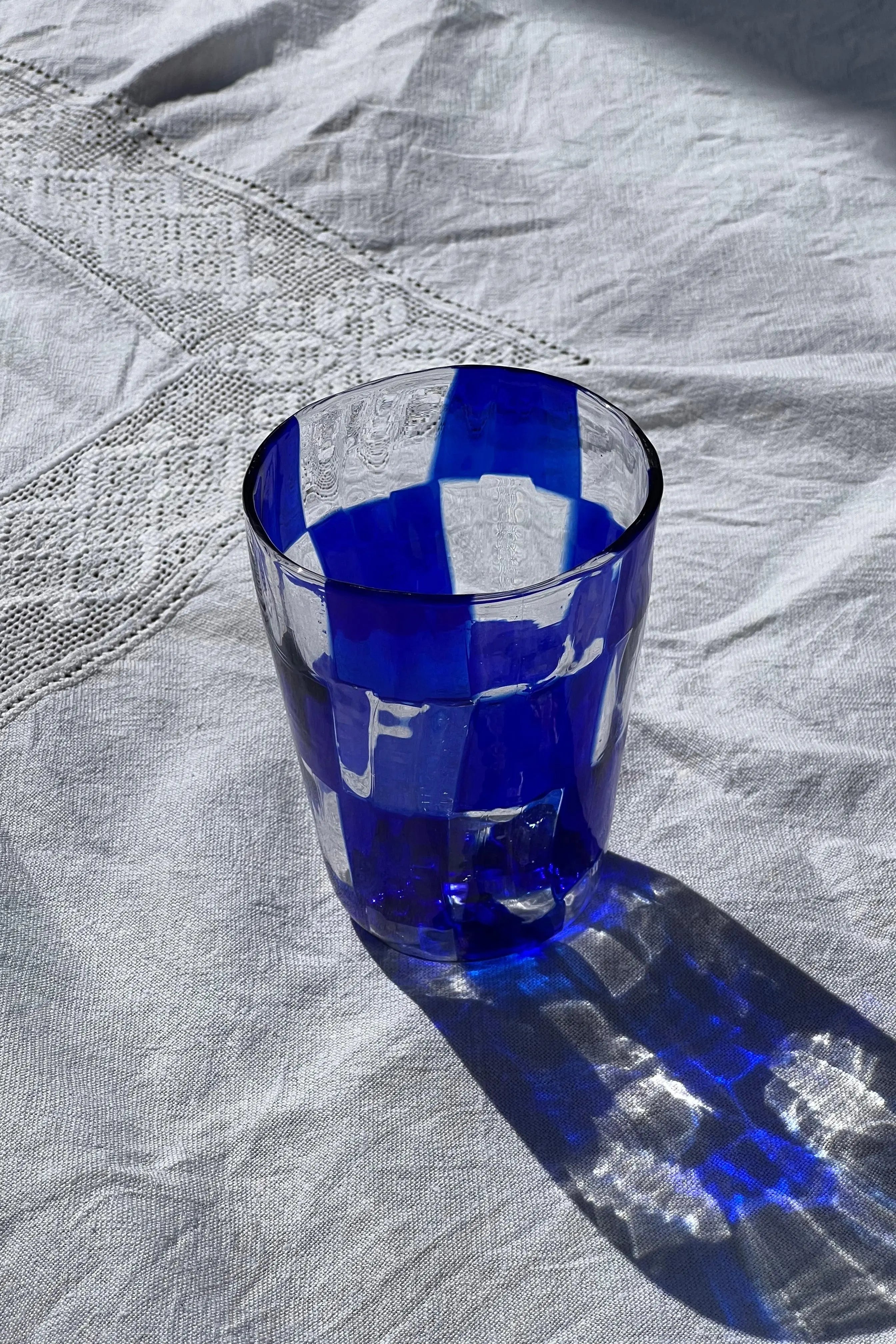 Håndblæst Murano Glas med skaktern i mørkeblå Studio Hafnia