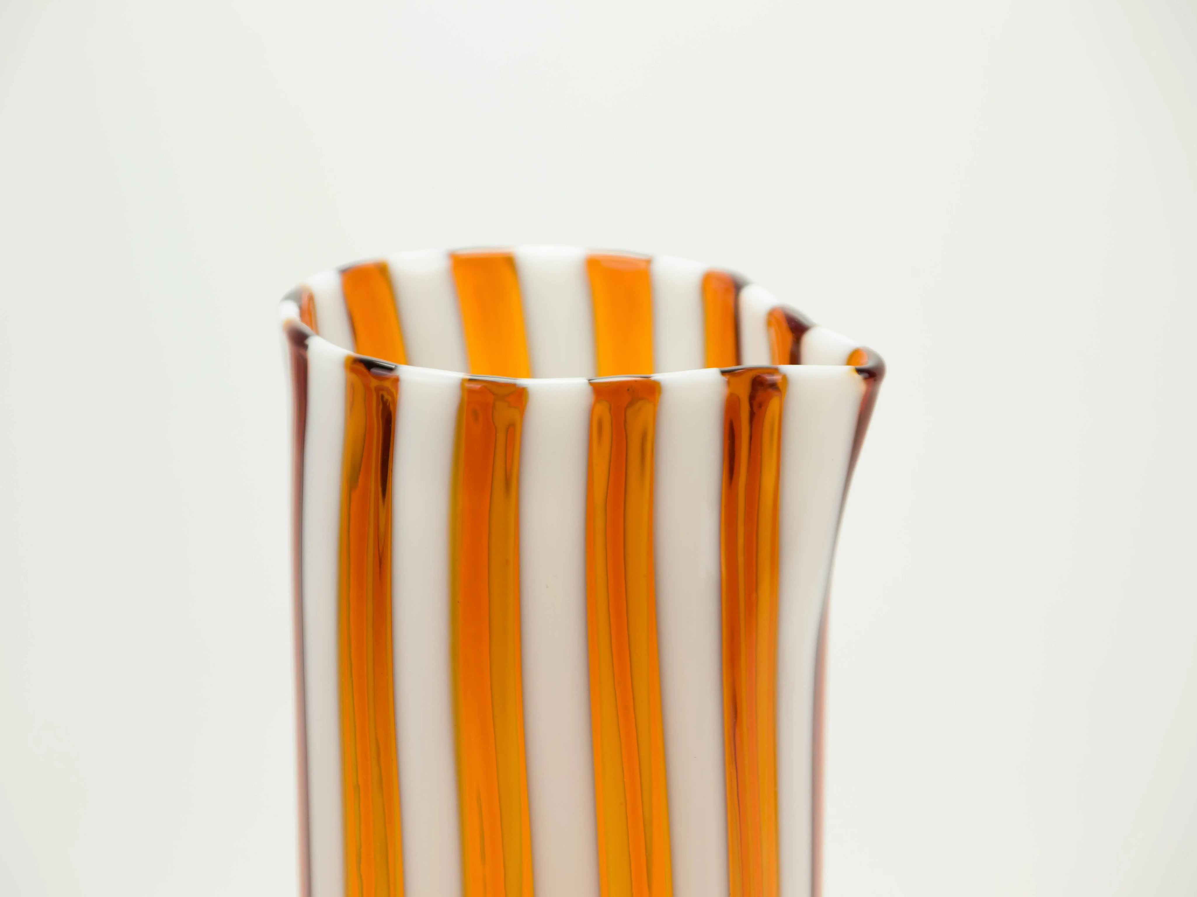 Håndblæst Murano Karaffel i Gio Ponti-stil – Lys Saltkaramel m. Hvide Striber Studio Hafnia