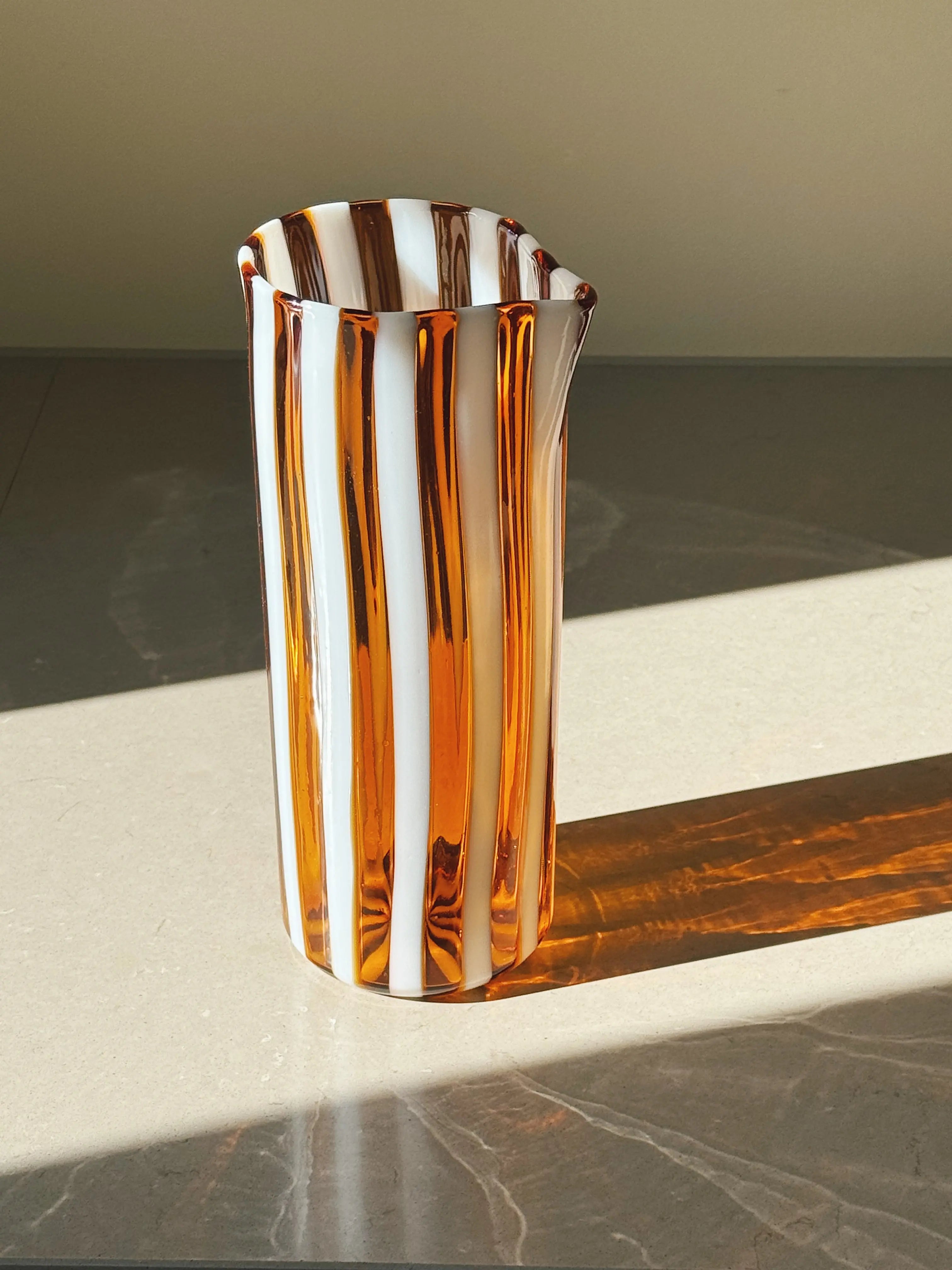 Håndblæst Murano Karaffel i Gio Ponti-stil – Lys Saltkaramel m. Hvide Striber Studio Hafnia