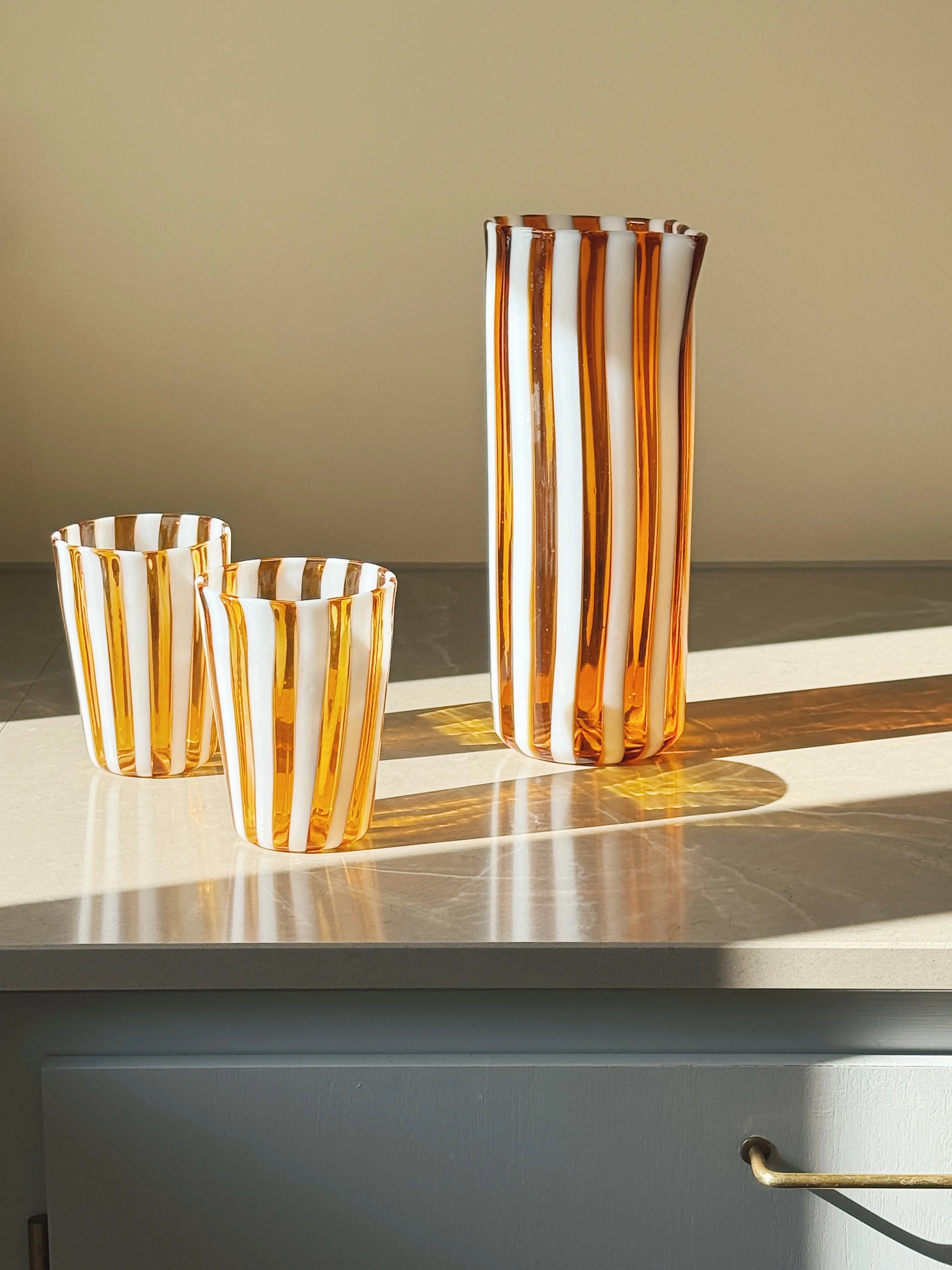 Håndblæst Murano Karaffel i Gio Ponti-stil – Lys Saltkaramel m. Hvide Striber Studio Hafnia