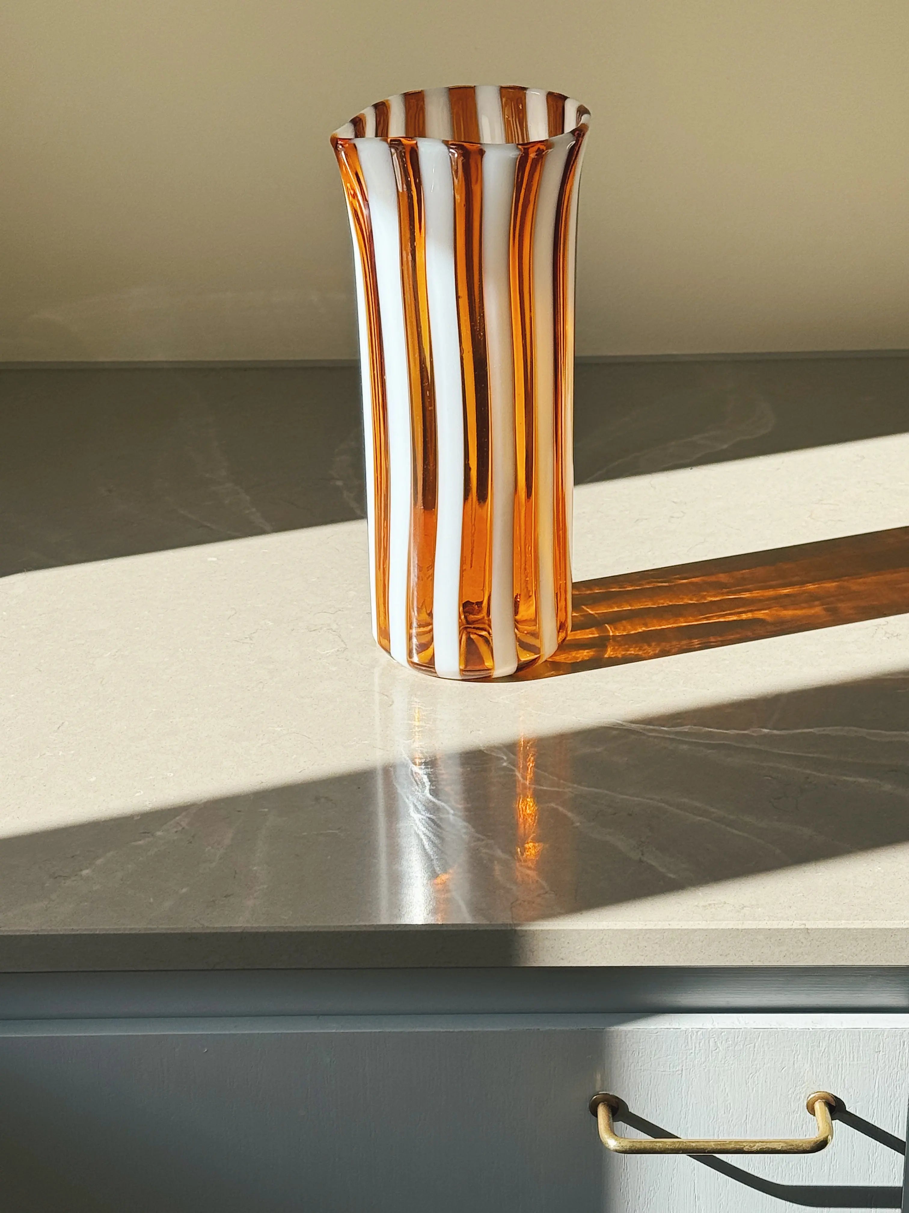 Håndblæst Murano Karaffel i Gio Ponti-stil – Lys Saltkaramel m. Hvide Striber Studio Hafnia