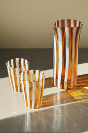 Håndblæst Murano Karaffel i Gio Ponti-stil – Lys Saltkaramel m. Hvide Striber Studio Hafnia