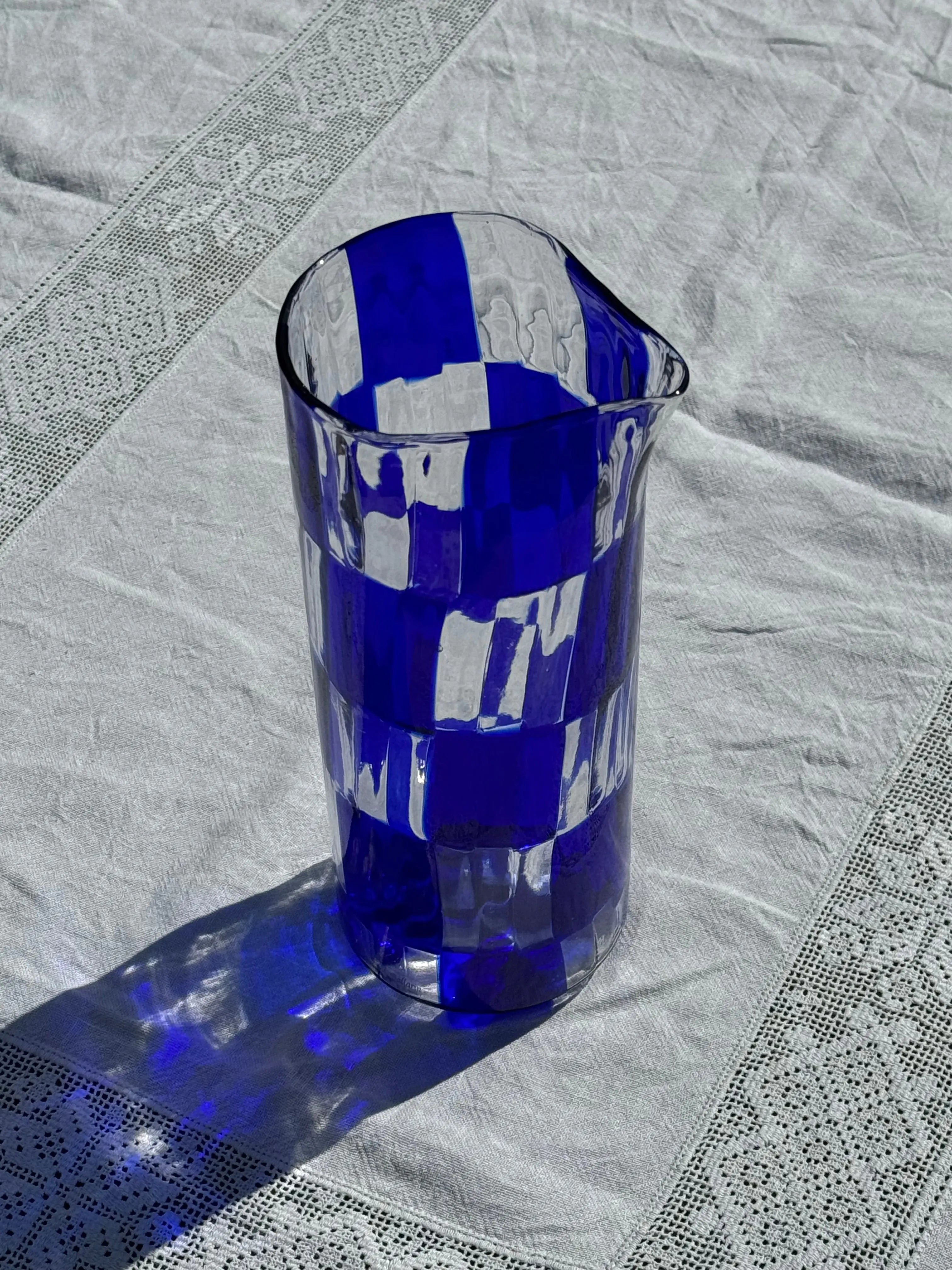 Håndblæst Murano Karaffel i Glas med Skaktern i Mørkeblå Studio Hafnia