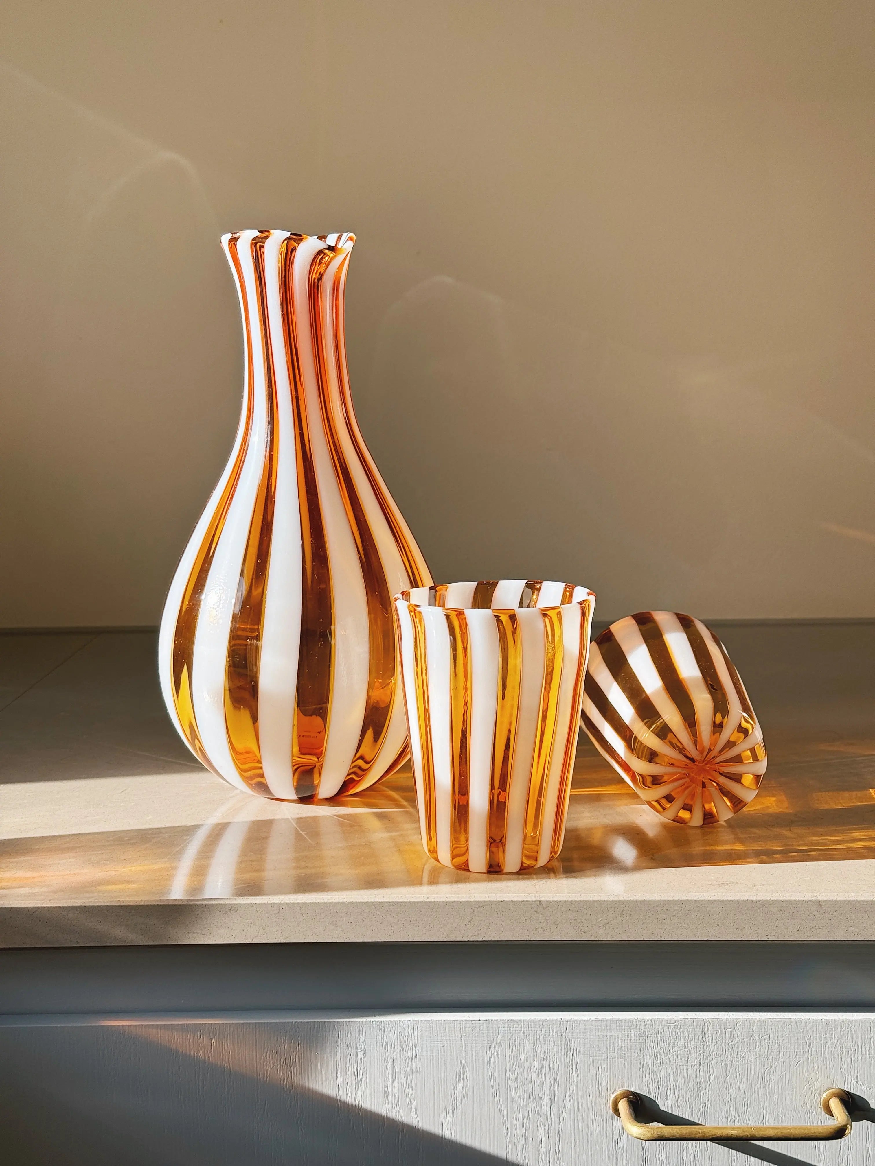 Håndblæst Murano Karaffel i glas i Gio Ponti Stil med Lys Saltkaramel og Hvide Striber Studio Hafnia