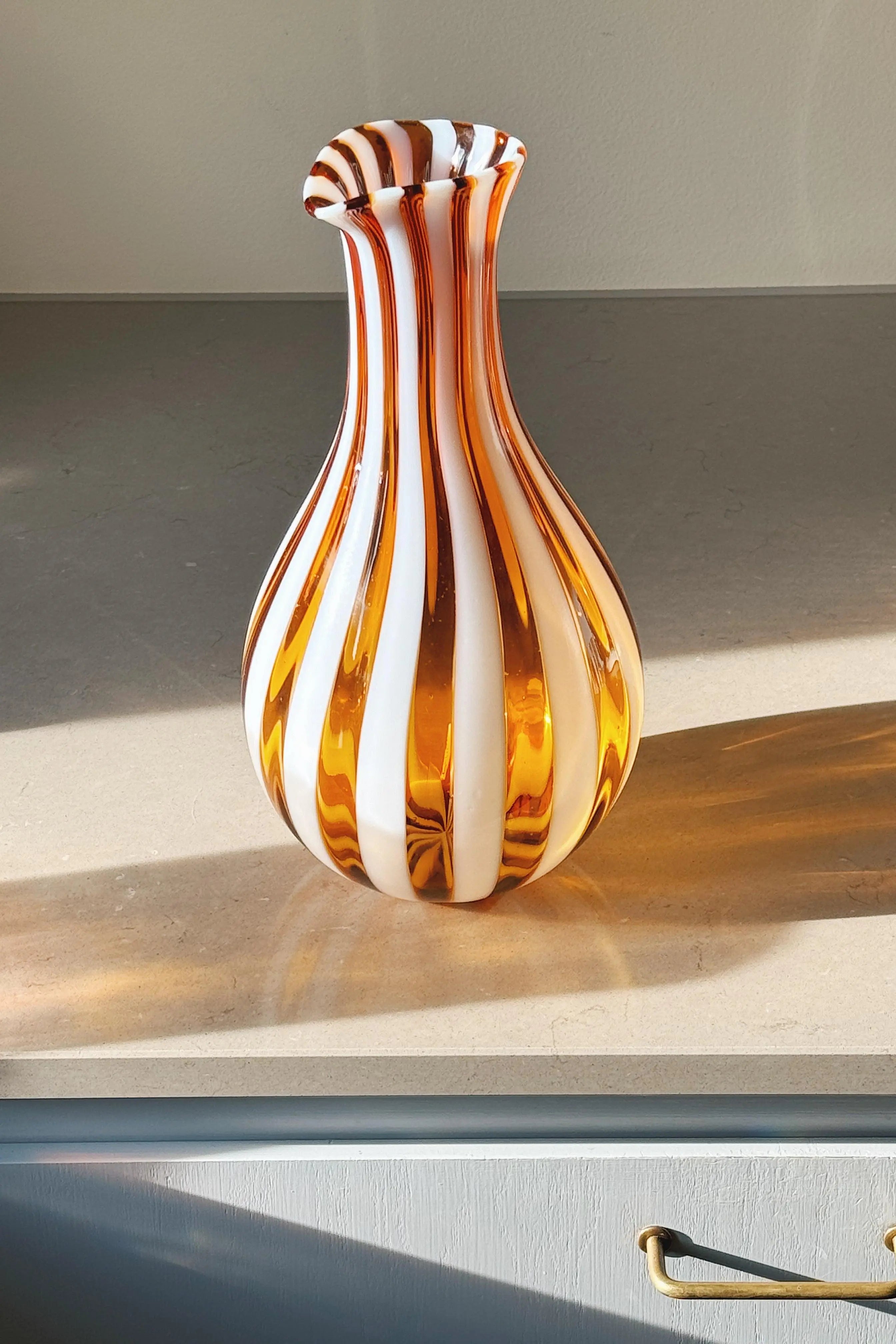 Håndblæst Murano Karaffel i glas i Gio Ponti Stil med Lys Saltkaramel og Hvide Striber Studio Hafnia