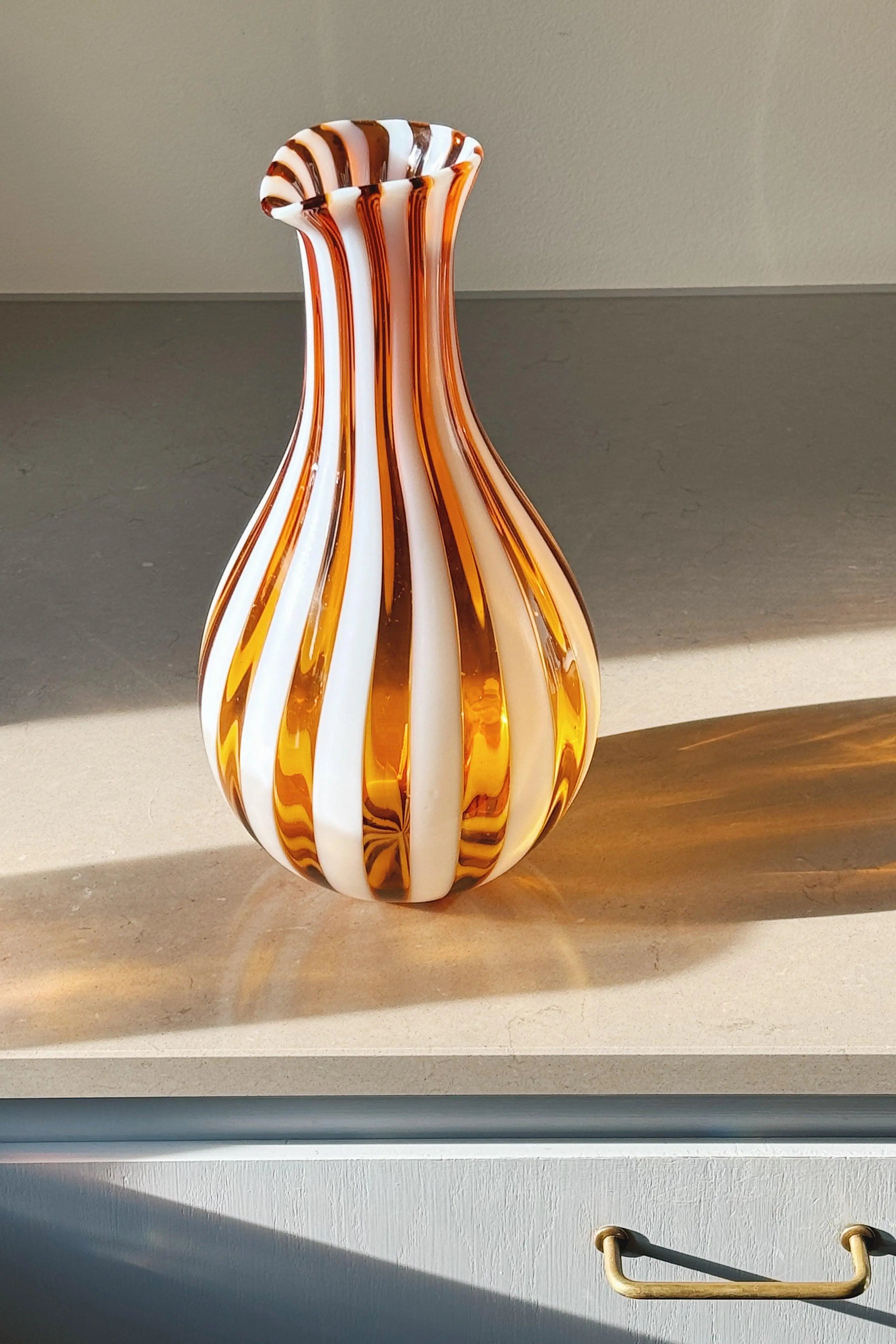 Håndblæst Murano Karaffel i glas i Gio Ponti Stil med Lys Saltkaramel og Hvide Striber Studio Hafnia