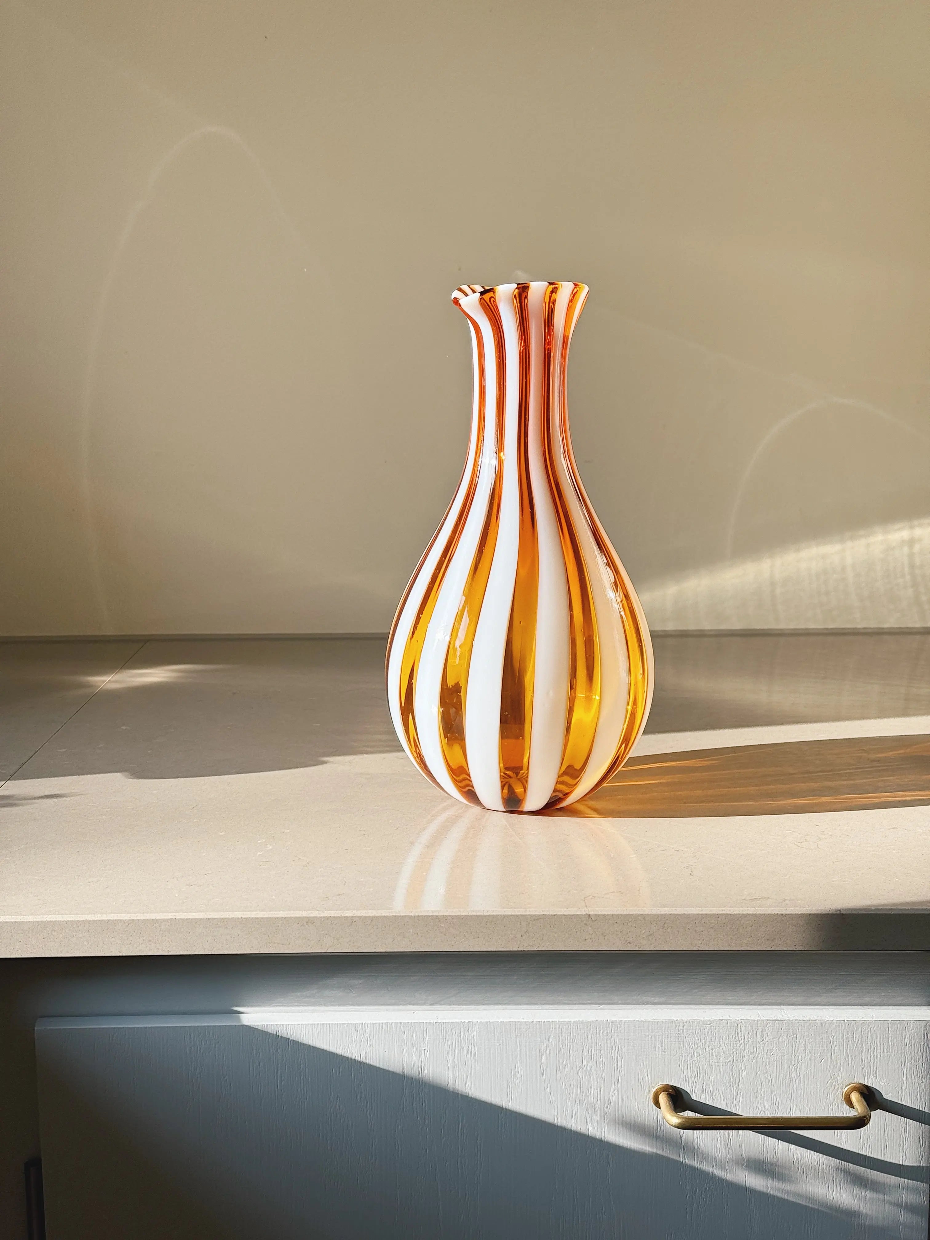 Håndblæst Murano Karaffel i glas i Gio Ponti Stil med Lys Saltkaramel og Hvide Striber Studio Hafnia