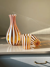 Håndblæst Murano Karaffel i glas i Gio Ponti Stil med Lys Saltkaramel og Hvide Striber Studio Hafnia