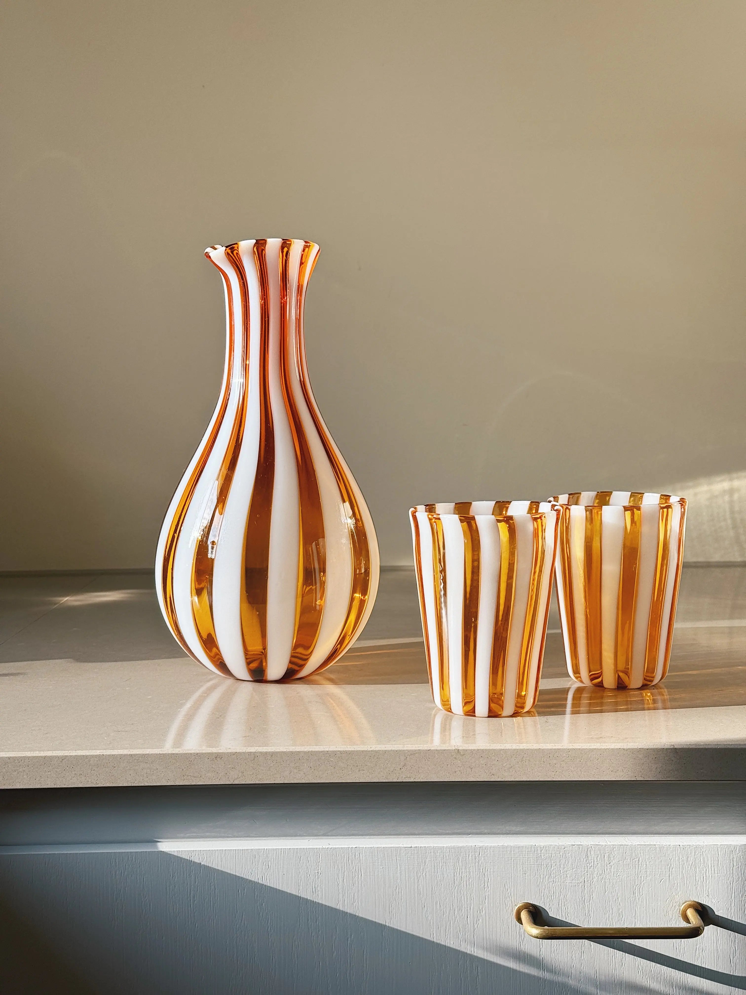 Håndblæst Murano Karaffel i glas i Gio Ponti Stil med Lys Saltkaramel og Hvide Striber Studio Hafnia
