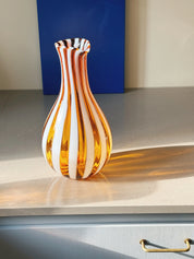 Håndblæst Murano Karaffel i glas i Gio Ponti Stil med Lys Saltkaramel og Hvide Striber Studio Hafnia