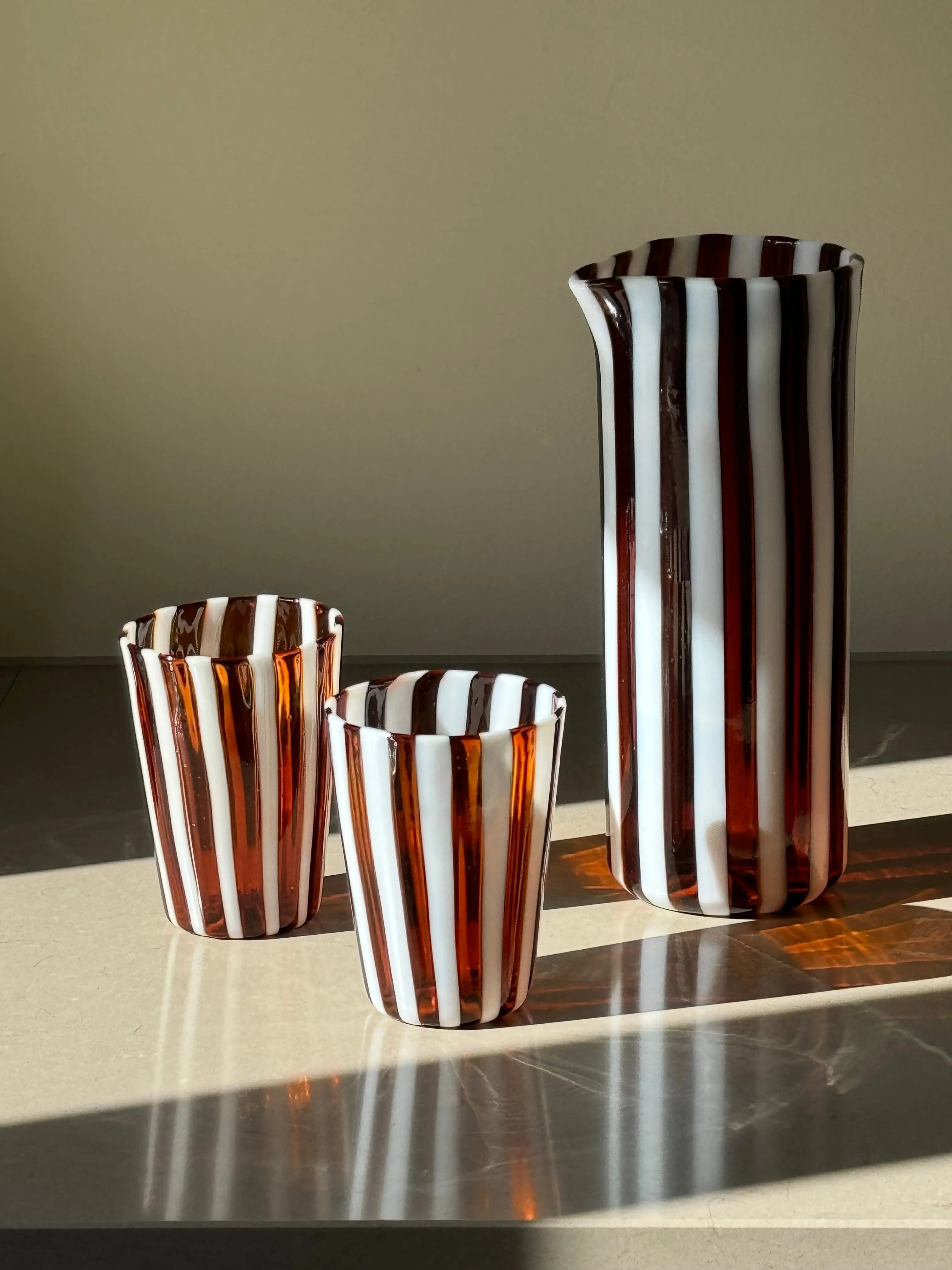 Håndblæst Murano Karaffel i glas i Gio Ponti Stil med Saltkaramel og Hvide Striber Studio Hafnia