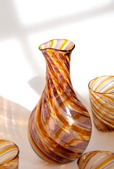 Håndblæst Murano Karaffel i rav, rosa og klart glas med swirlmønster Studio Hafnia