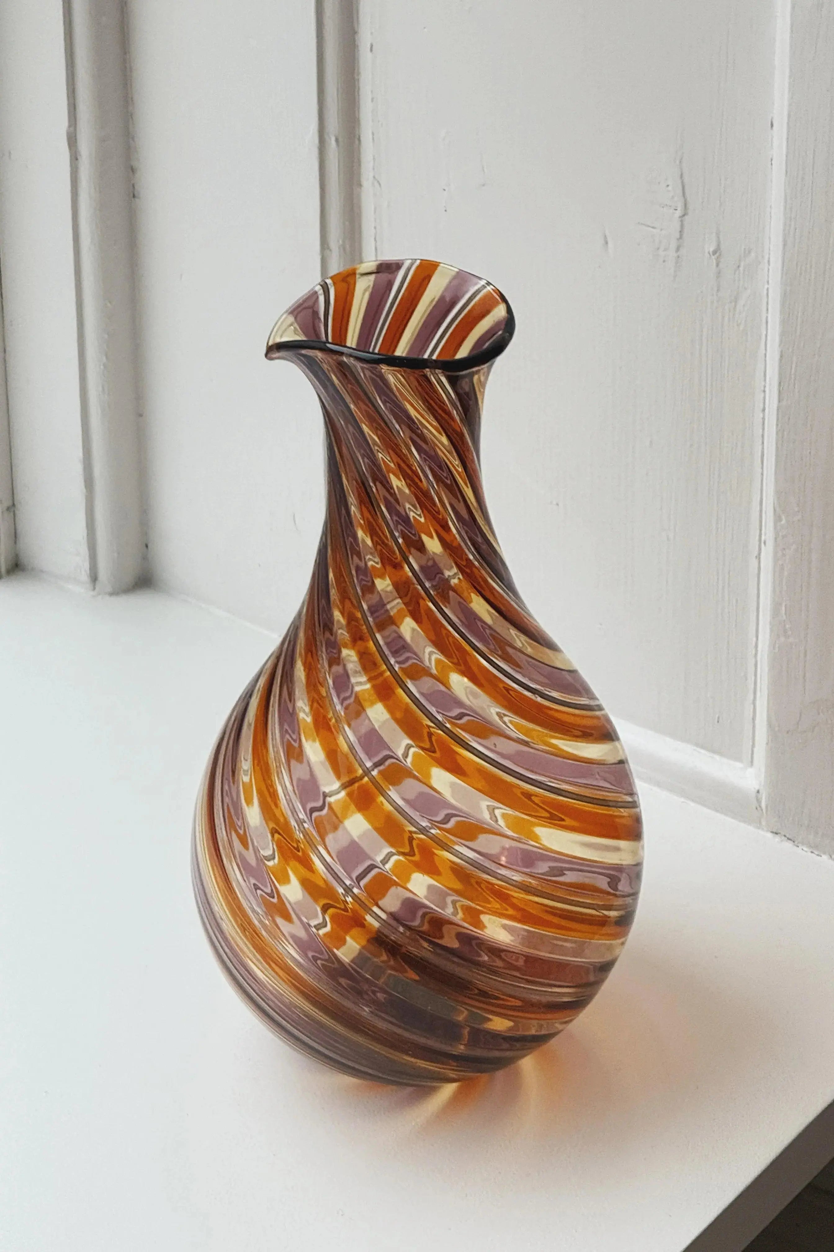 Håndblæst Murano Karaffel i rav, rosa og klart glas med swirlmønster Studio Hafnia