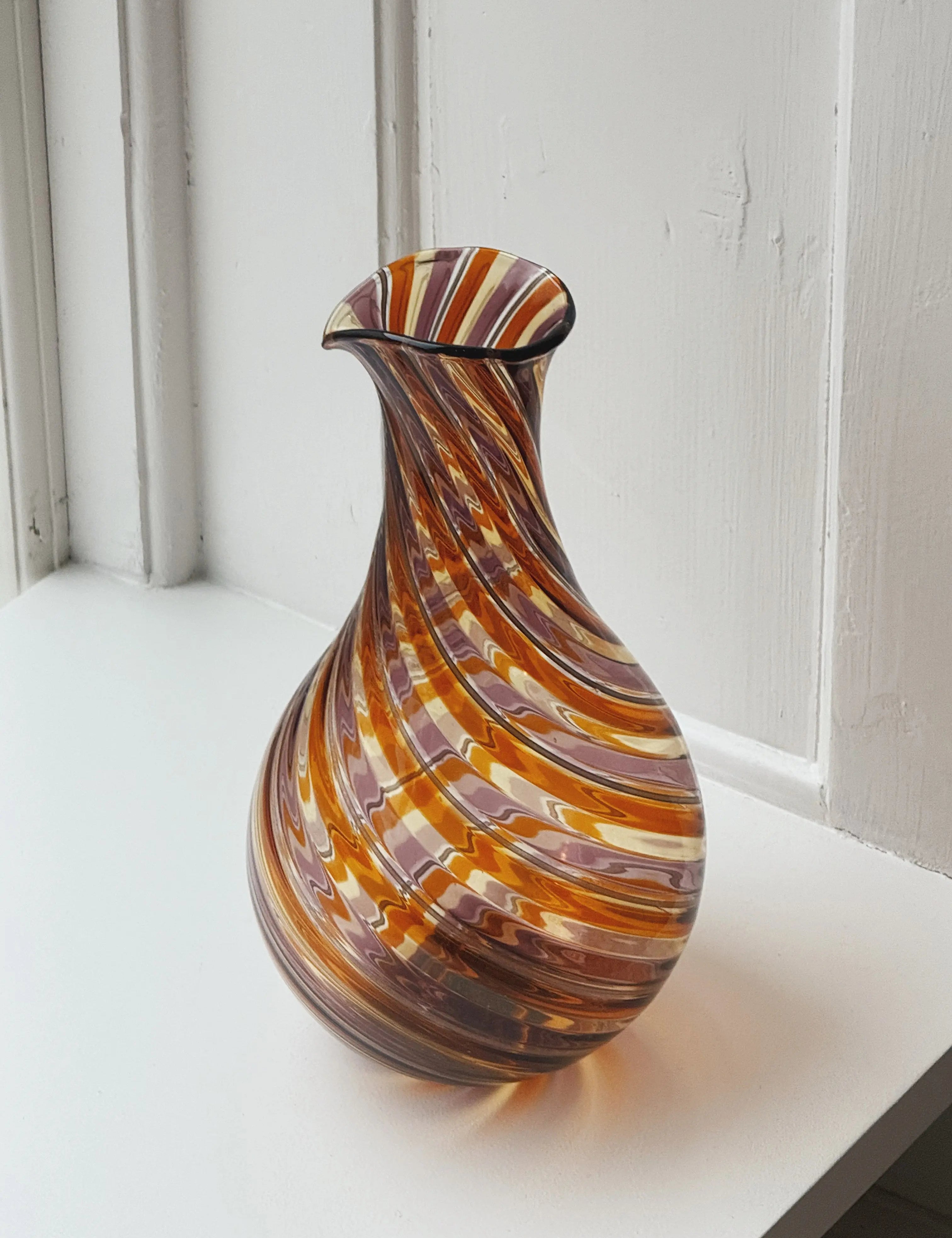 Håndblæst Murano Karaffel i rav, rosa og klart glas med swirlmønster Studio Hafnia