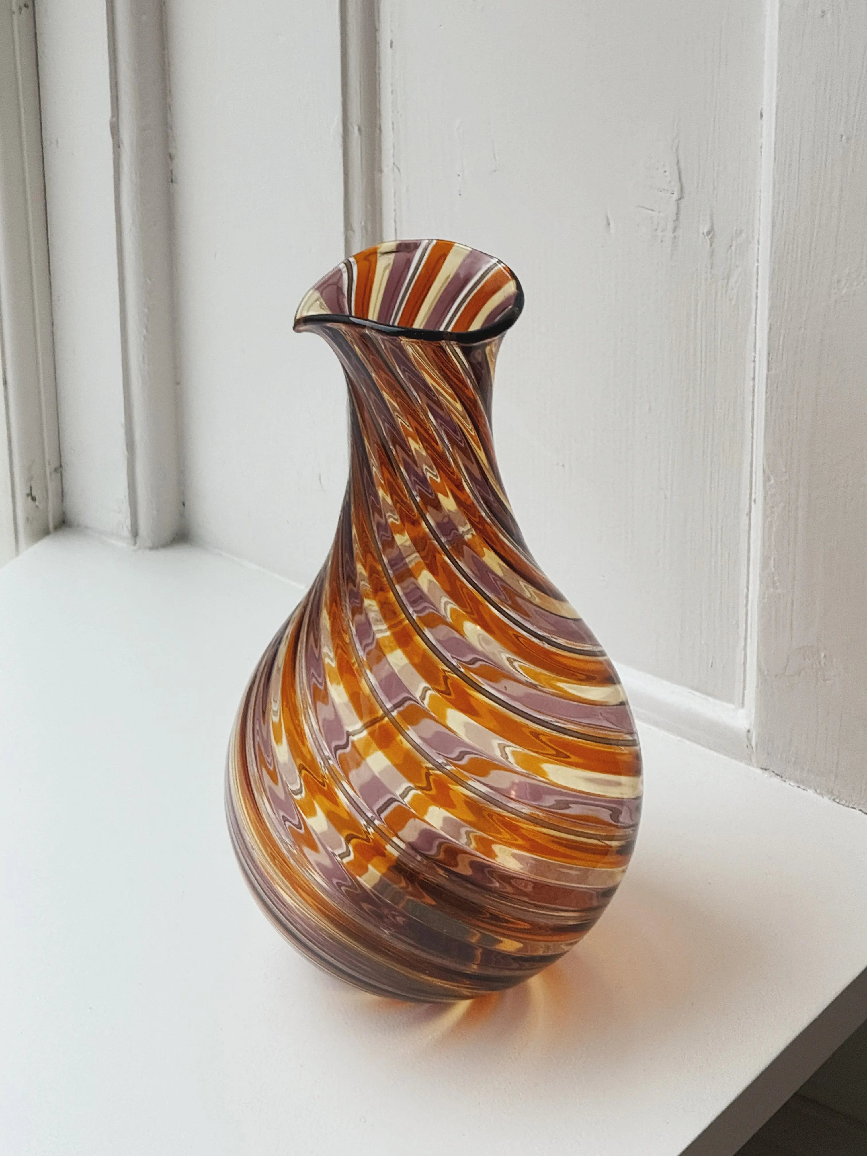 Håndblæst Murano Karaffel i rav, rosa og klart glas med swirlmønster Studio Hafnia