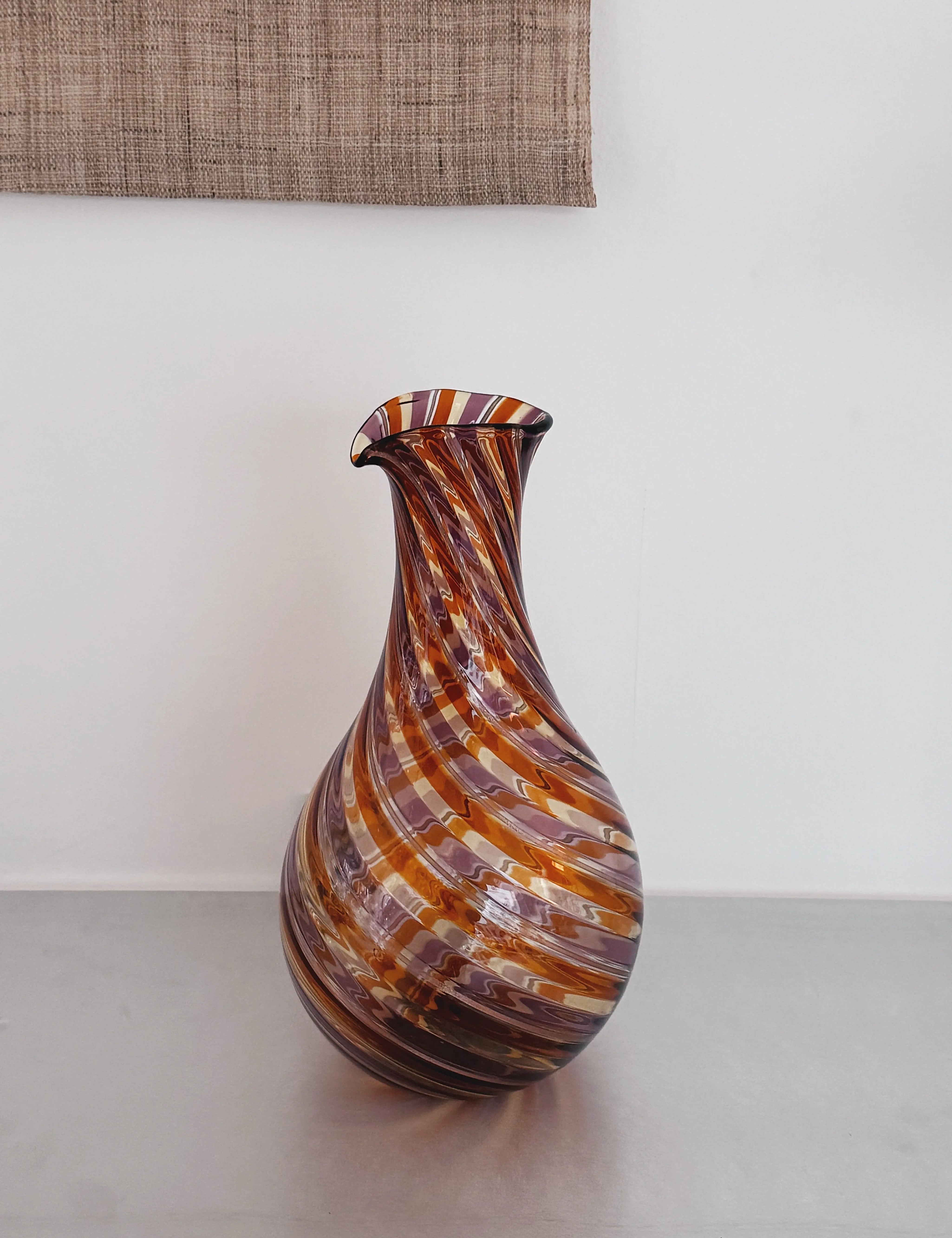 Håndblæst Murano Karaffel i rav, rosa og klart glas med swirlmønster Studio Hafnia