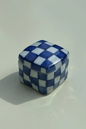 Håndlavet Bonbonniere (Lågkrukke) i keramik med blå og hvide tern Studio Hafnia