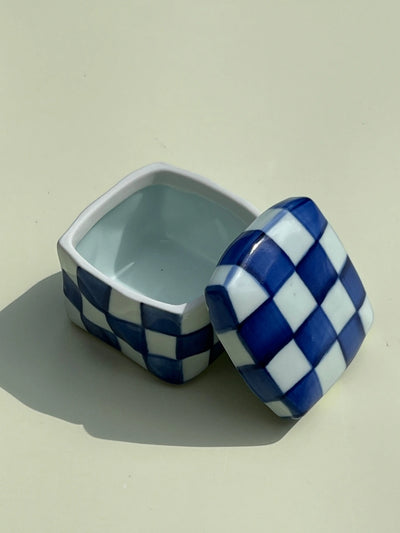 Håndlavet Bonbonniere (Lågkrukke) i keramik med blå og hvide tern Studio Hafnia