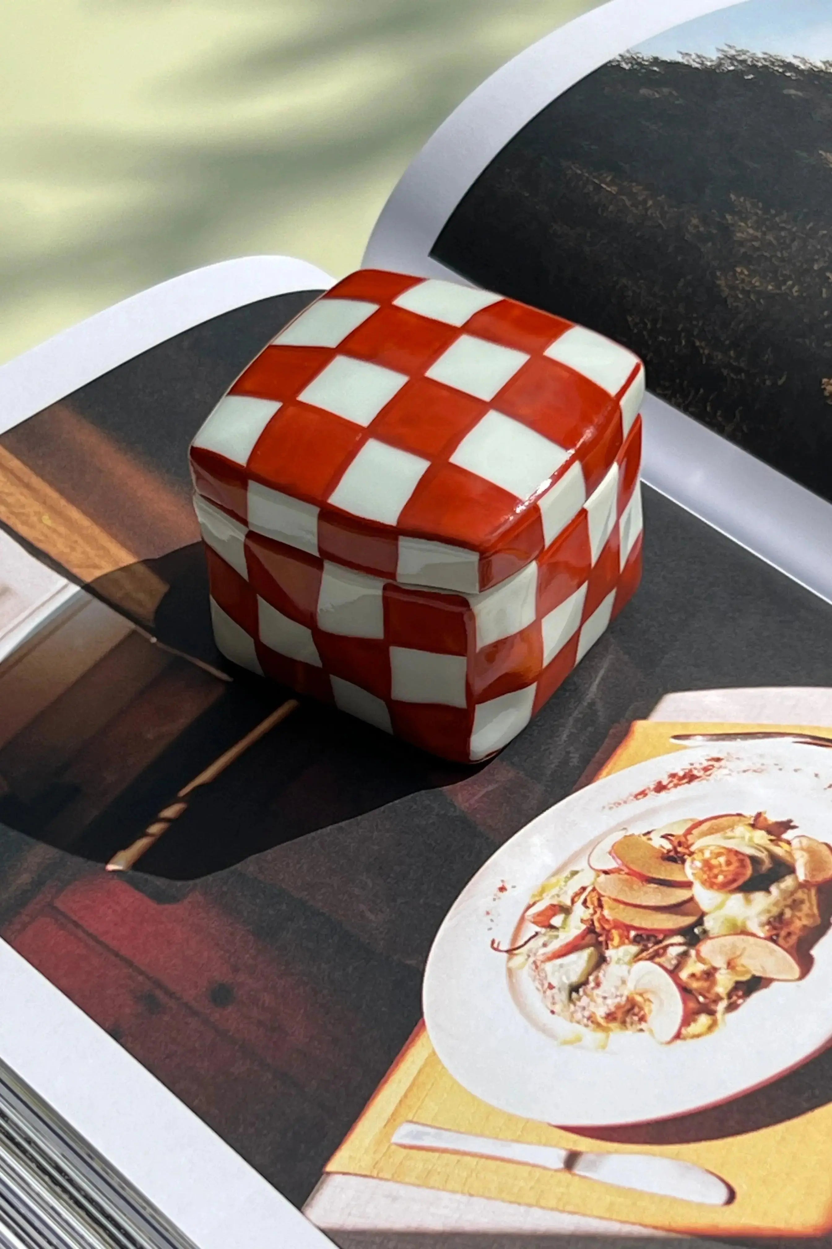 Håndlavet Bonbonniere (Lågkrukke) i keramik med røde og hvide tern Studio Hafnia