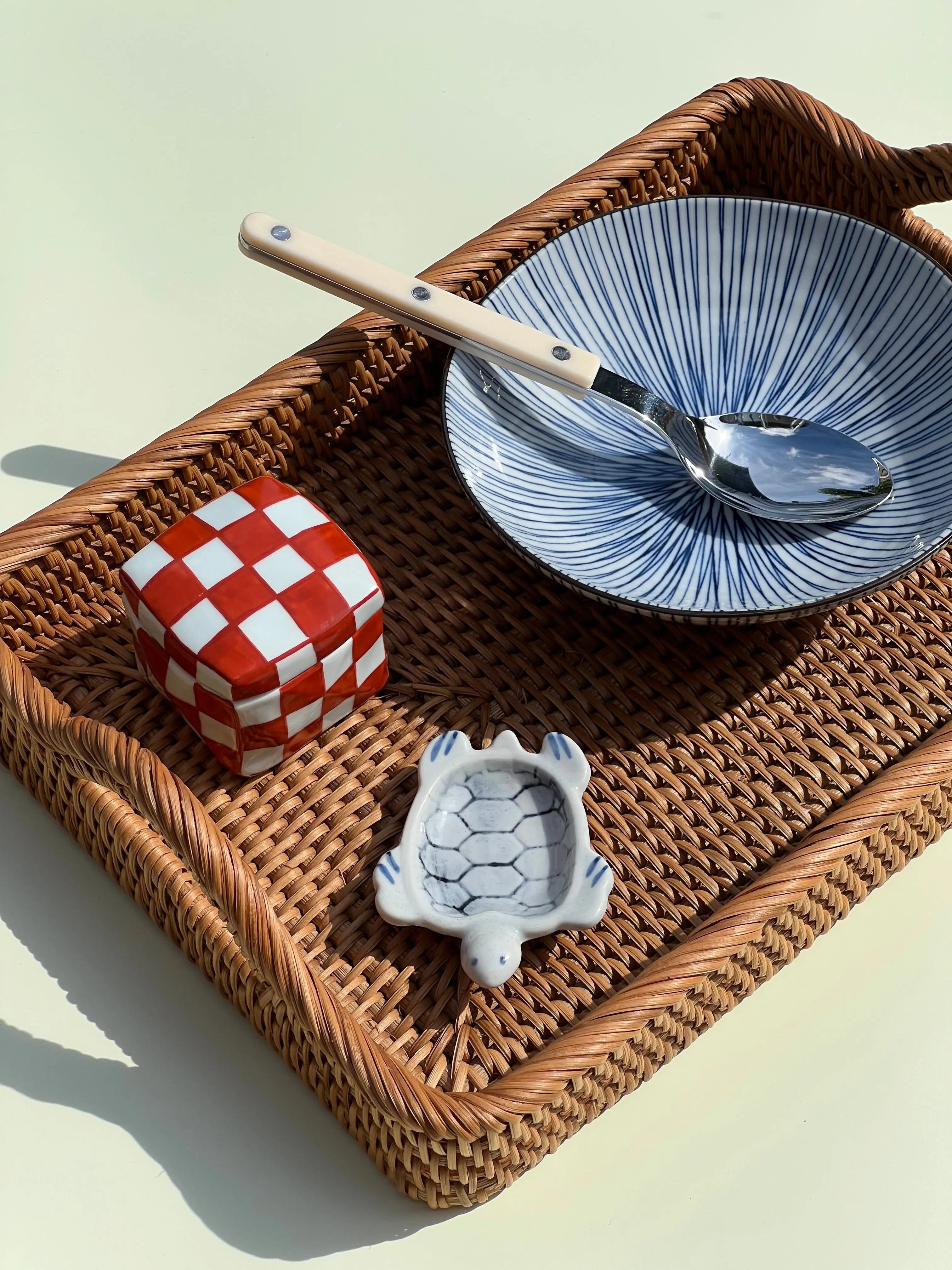 Håndlavet Bonbonniere (Lågkrukke) i keramik med røde og hvide tern Studio Hafnia