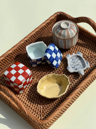 Håndlavet Bonbonniere (Lågkrukke) i keramik med røde og hvide tern Studio Hafnia