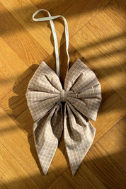 Håndlavet Jule Sløjfe med Ophæng – 20 x 30 cm i Brun/Hvid Studio Hafnia