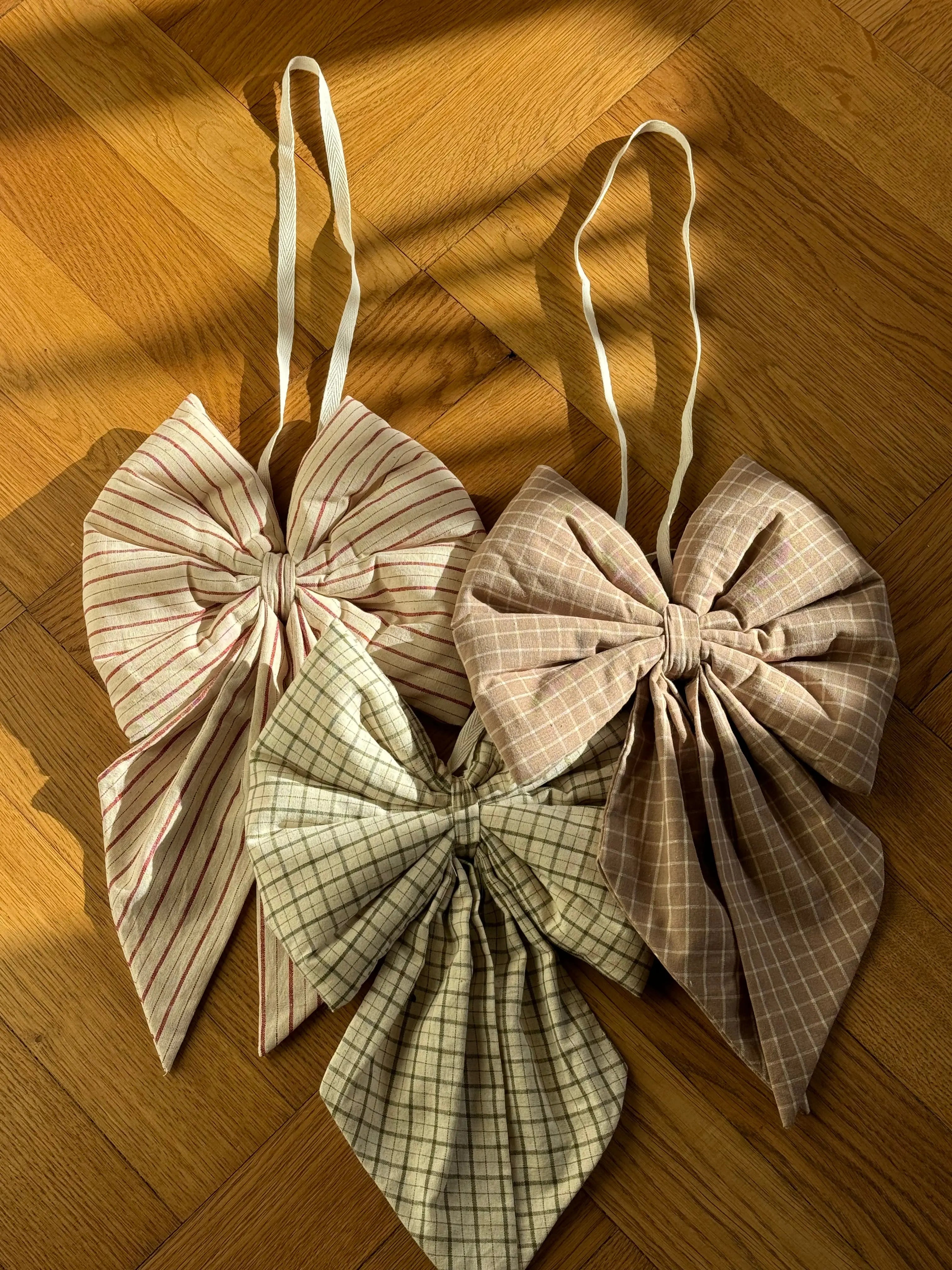 Håndlavet Jule Sløjfe med Ophæng – 20 x 30 cm i Brun/Hvid Studio Hafnia