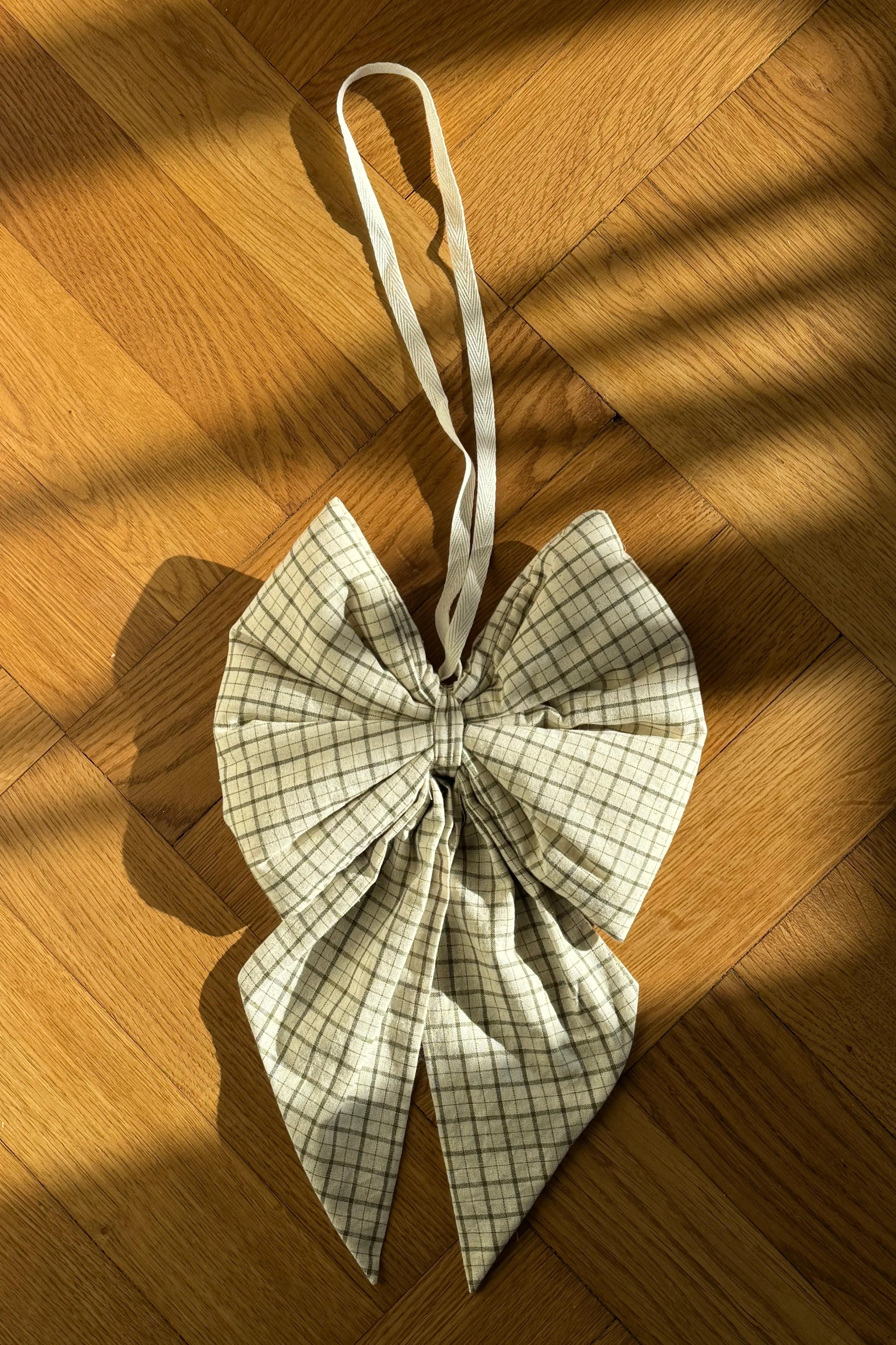 Håndlavet Jule Sløjfe med Ophæng – 20 x 30 cm i Grøn/Hvid Studio Hafnia