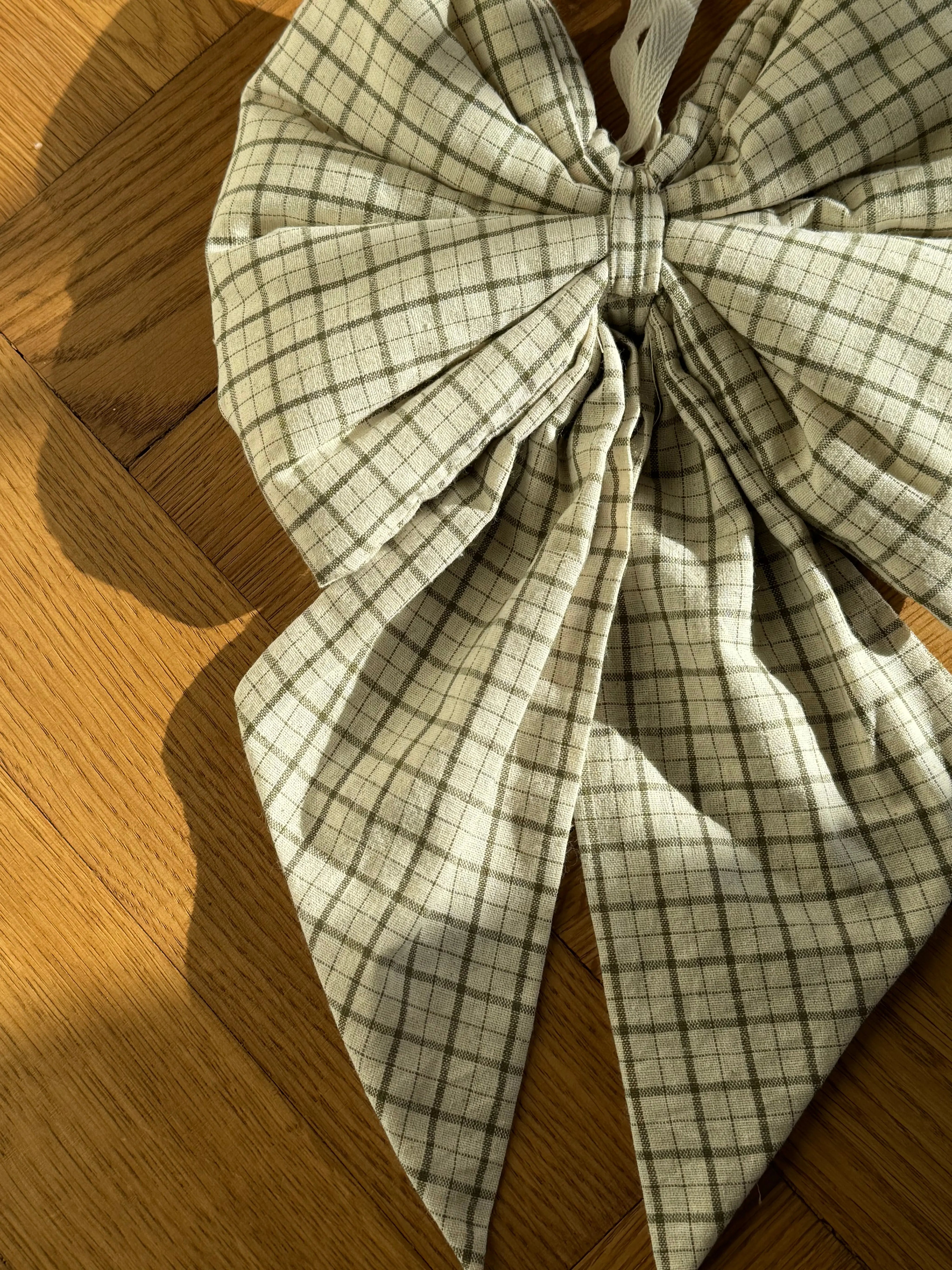 Håndlavet Jule Sløjfe med Ophæng – 20 x 30 cm i Grøn/Hvid Studio Hafnia