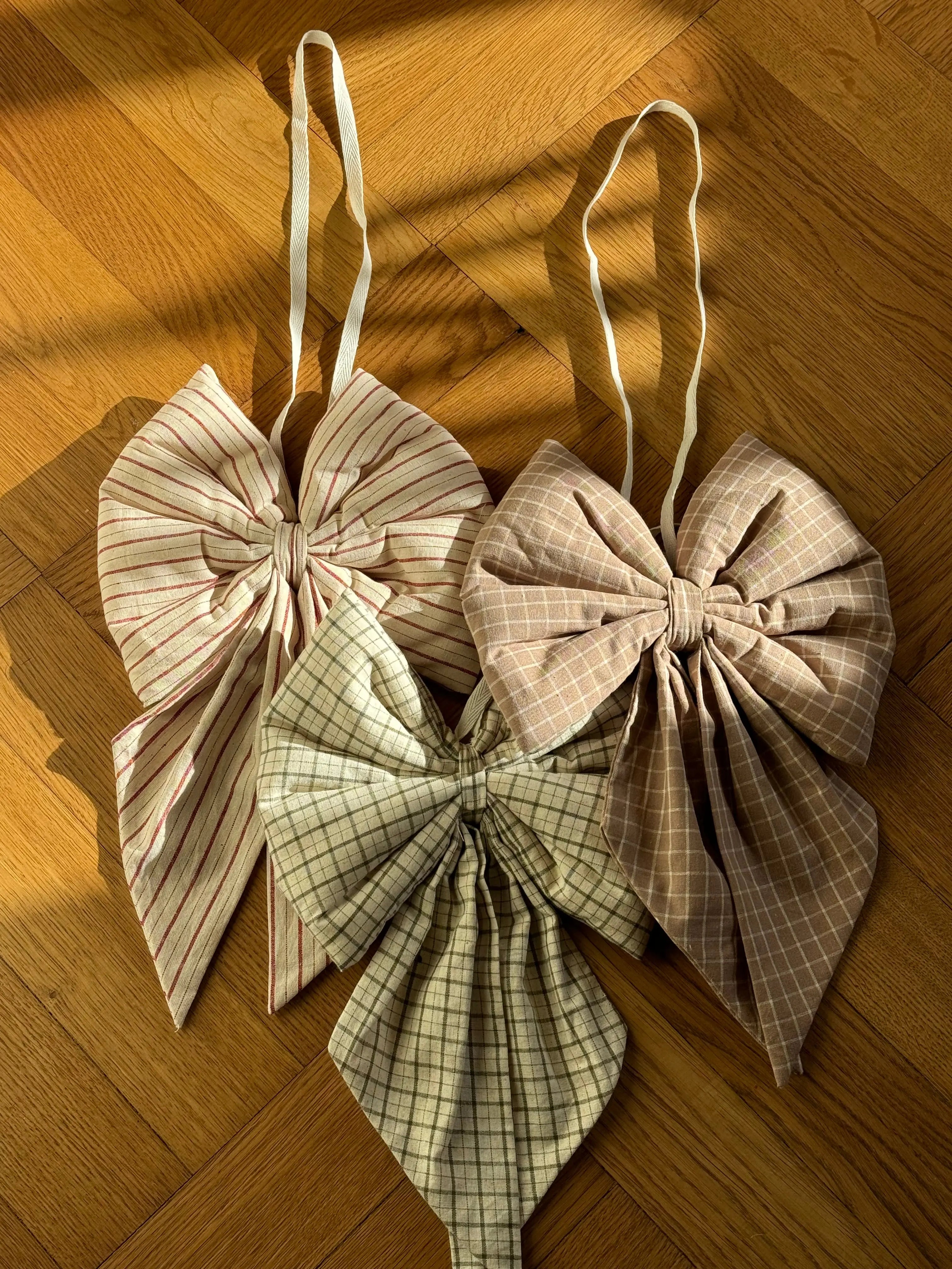 Håndlavet Jule Sløjfe med Ophæng – 20 x 30 cm i Grøn/Hvid Studio Hafnia