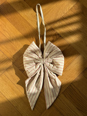 Håndlavet Jule Sløjfe med Ophæng – 20 x 30 cm i Rød/Hvid Stribet Studio Hafnia