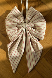 Håndlavet Jule Sløjfe med Ophæng – 20 x 30 cm i Rød/Hvid Stribet Studio Hafnia