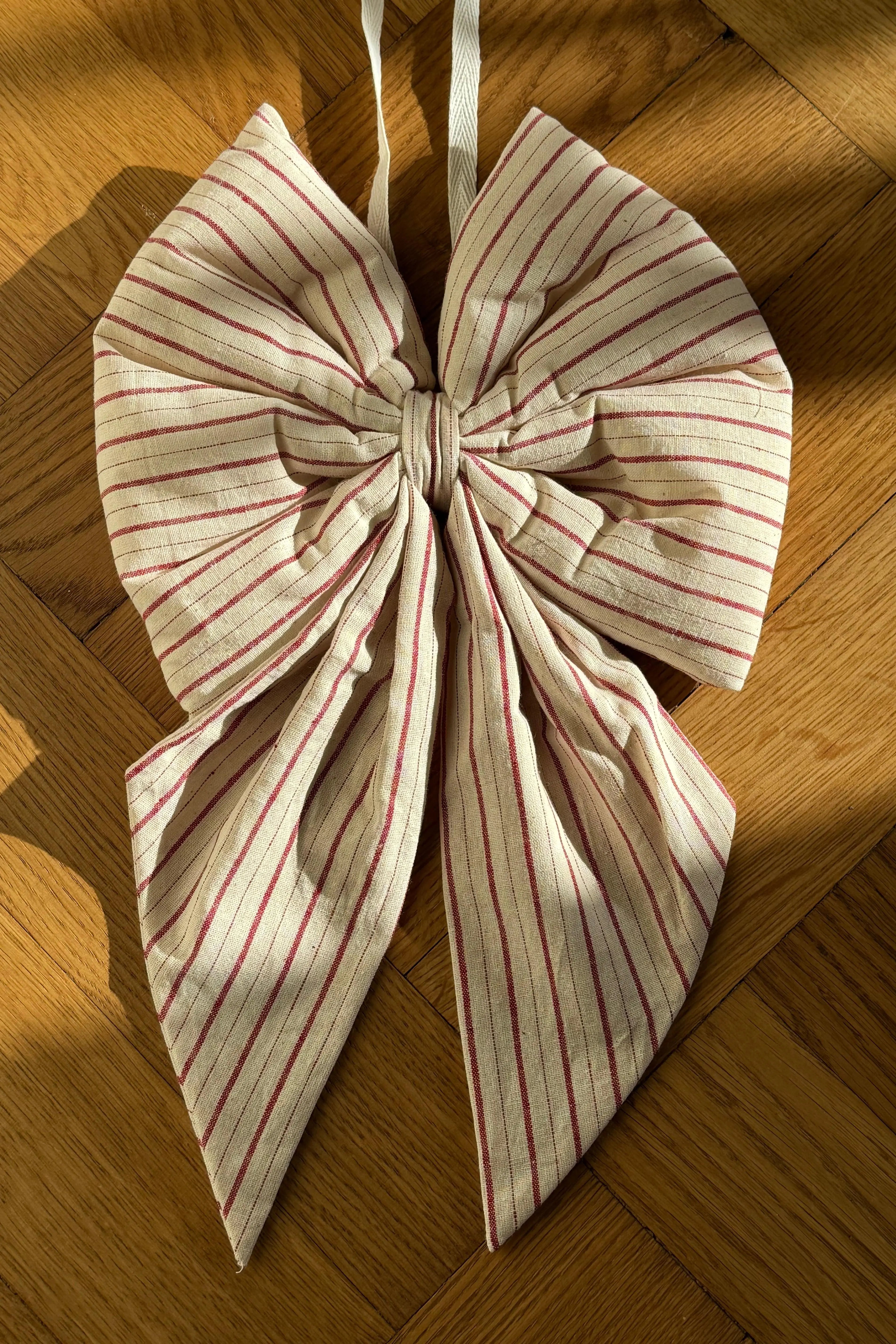 Håndlavet Jule Sløjfe med Ophæng – 20 x 30 cm i Rød/Hvid Stribet Studio Hafnia