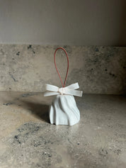 Håndlavet Juleklokke i Hvidt Porcelænsler Atelier Marée