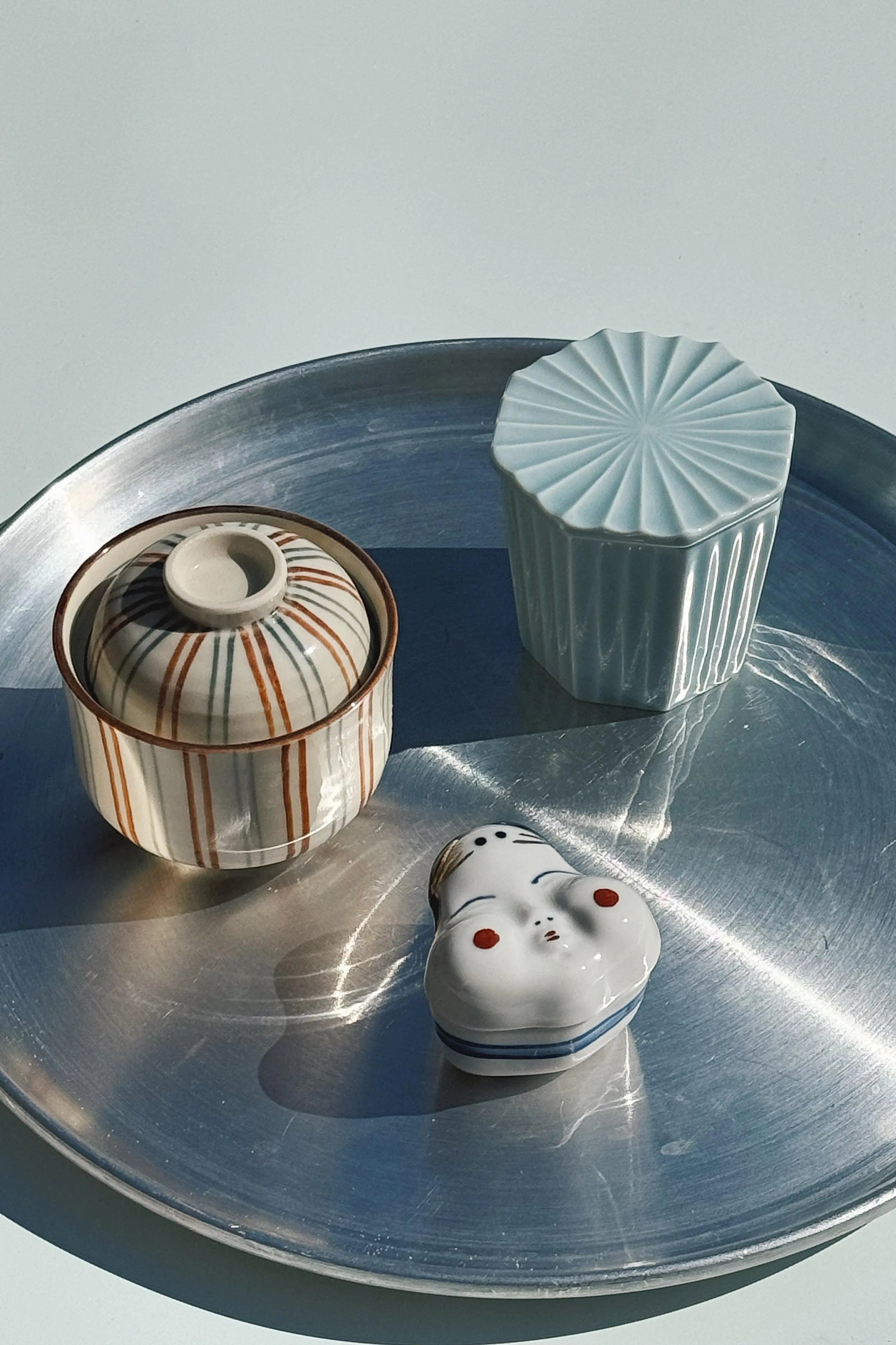 Håndlavet Okame Lågkrukke formet som et ansigt i keramik Studio Hafnia