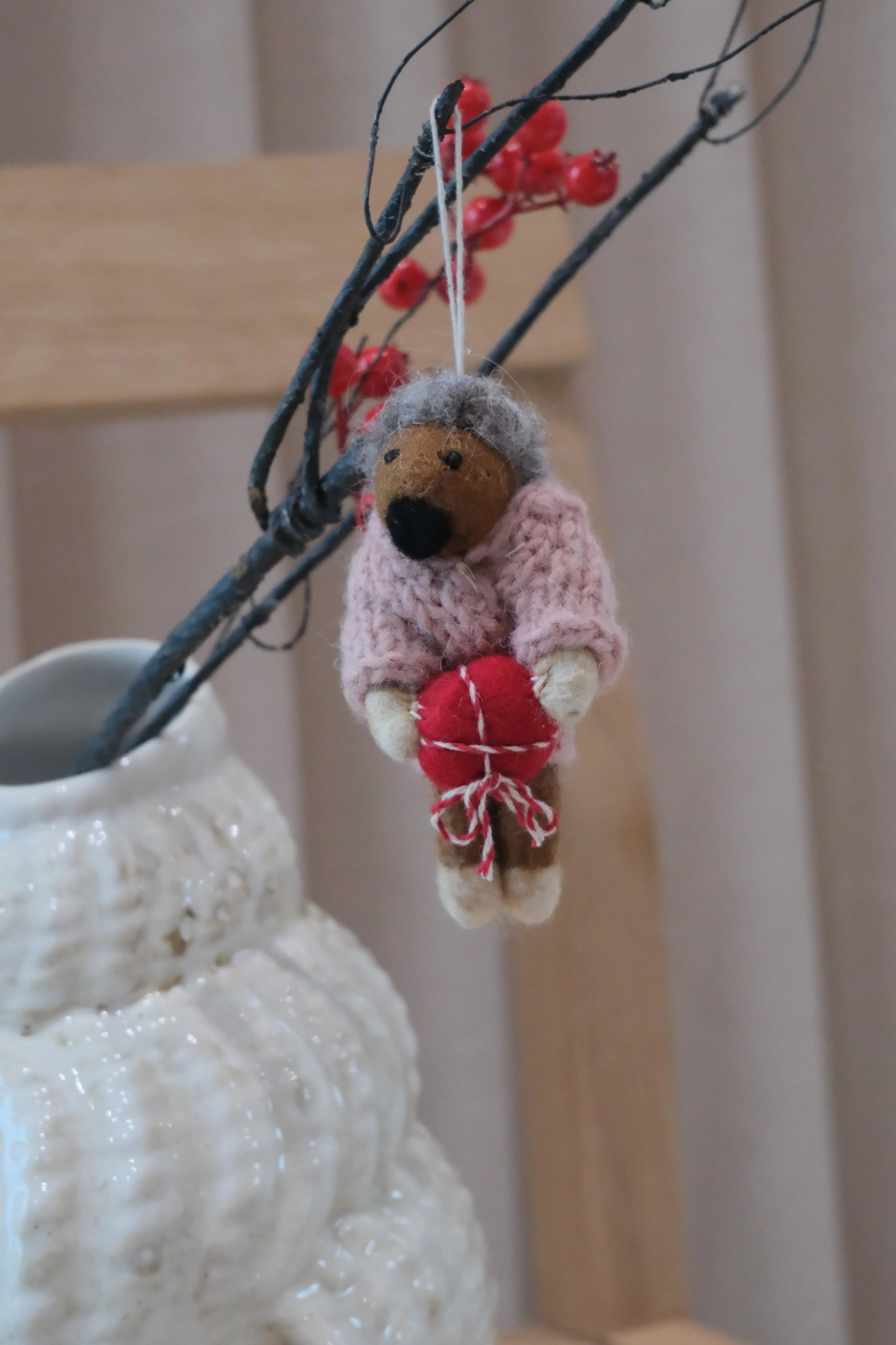 Handlavet-Ornament-i-Filt-_-Bjorn-med-Julegave-_-12-cm-World-of-Craft-1378625213.jpg