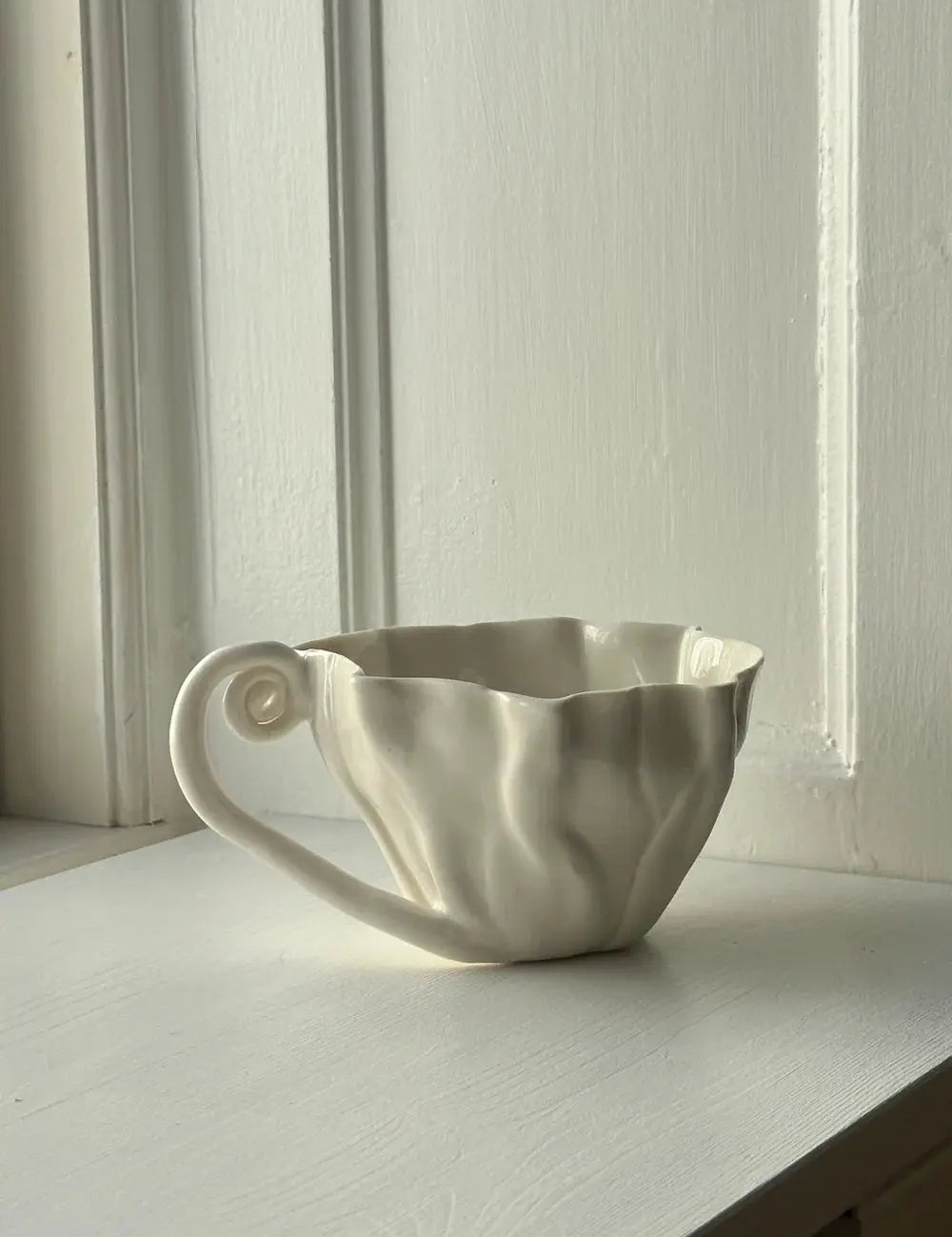 Håndlavet Springflodskop Med Hank | Atelier Marée | Hvidt Porcelæn Atelier Marée