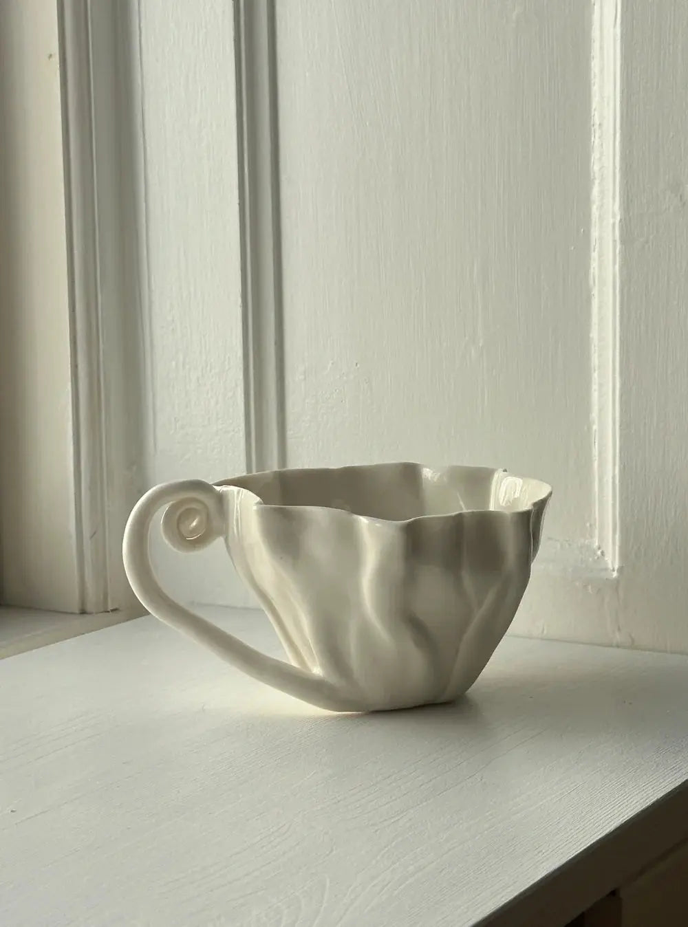 Håndlavet Springflodskop Med Hank | Atelier Marée | Hvidt Porcelæn Atelier Marée