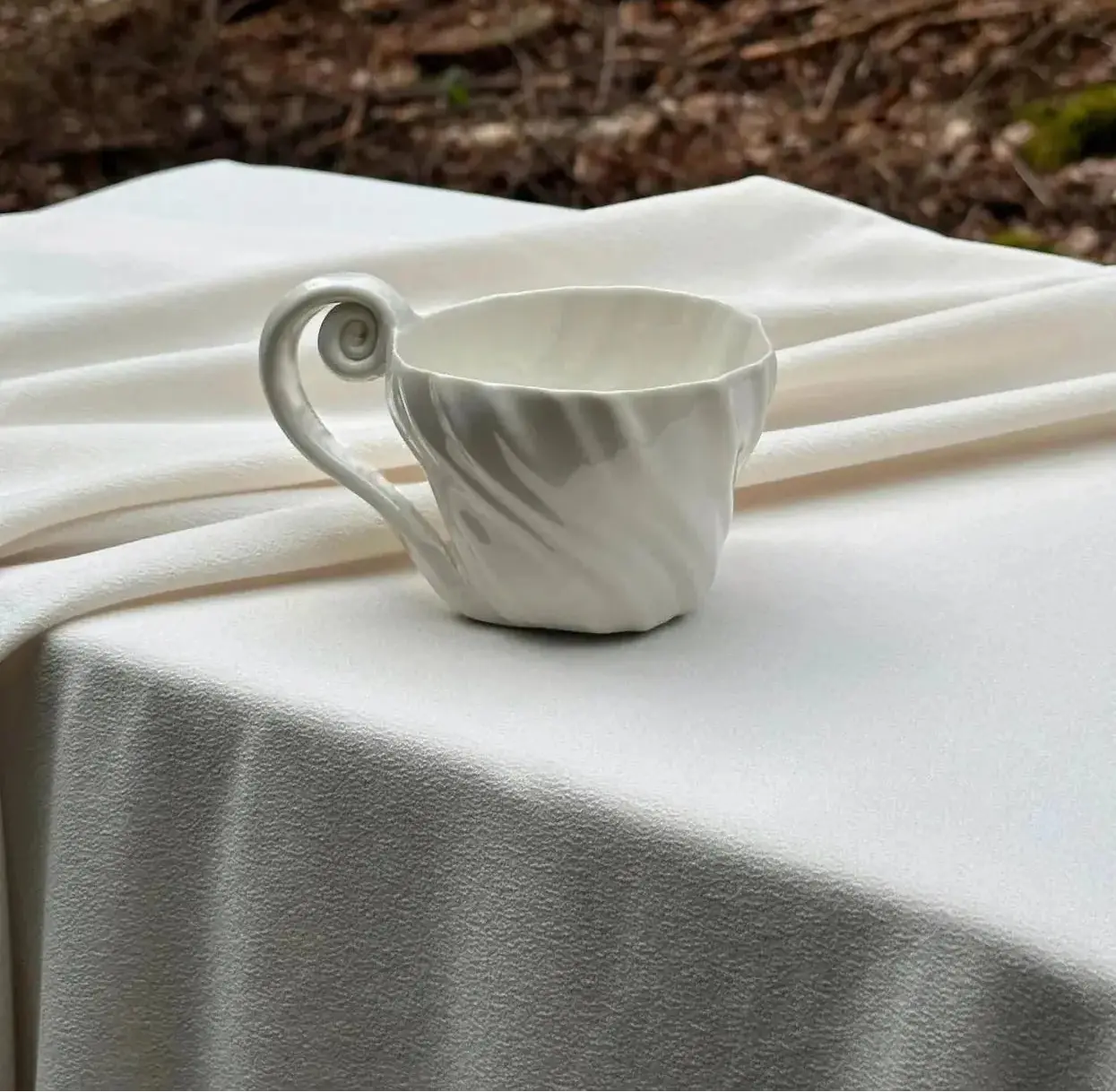Håndlavet Tidevandskop Med Hank | Atelier Marée | Hvidt Porcelæn Atelier Marée