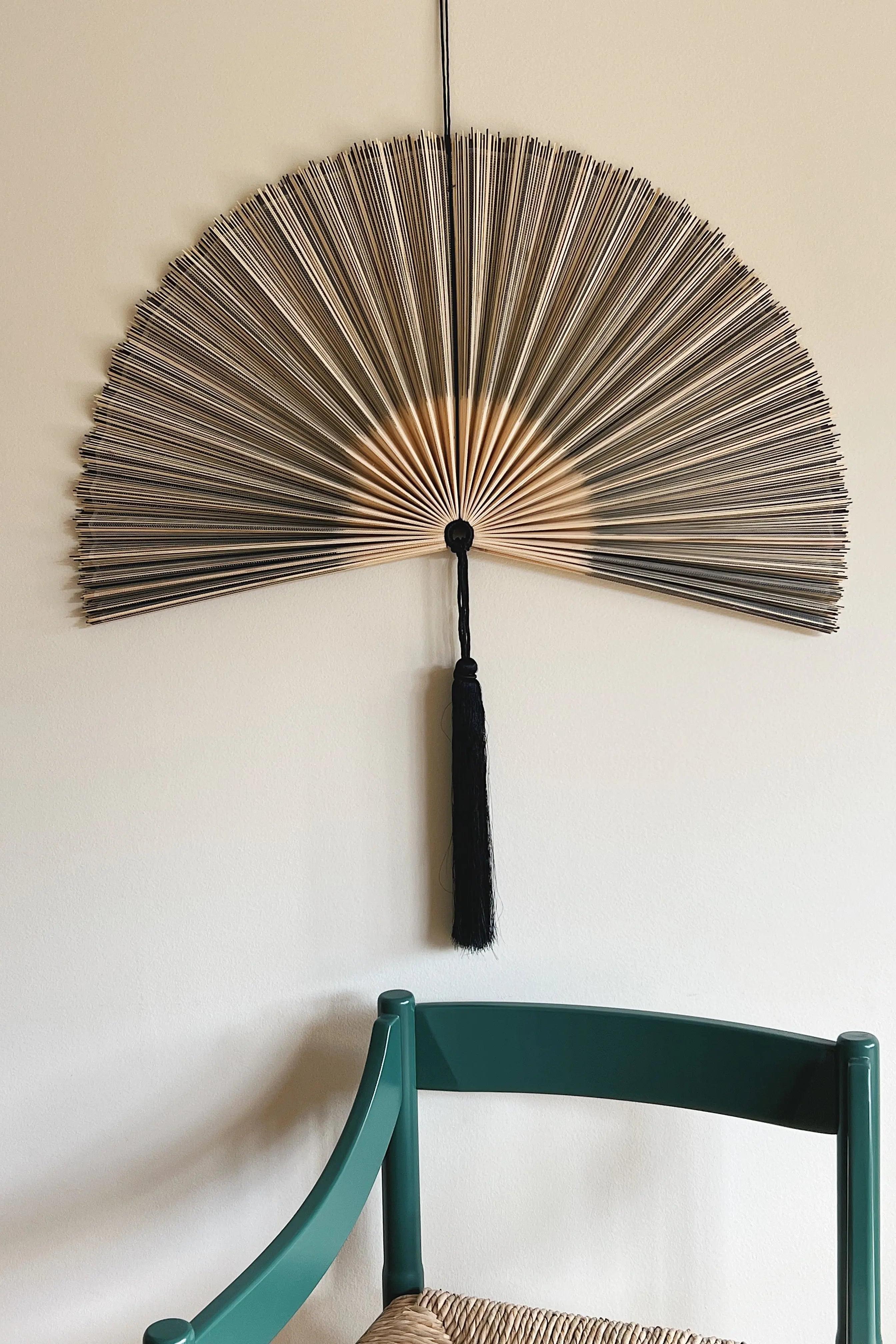 Håndlavet bambusvifte fra Vietnam | Blå/grå og natur en stor stribe - 2 størrelser Studio Hafnia