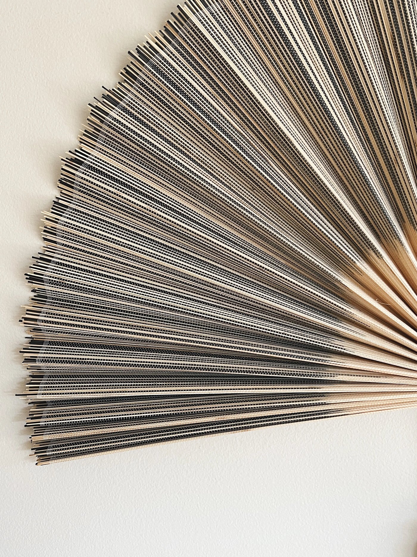 Håndlavet bambusvifte fra Vietnam | Blå/grå og natur en stor stribe - 2 størrelser Studio Hafnia