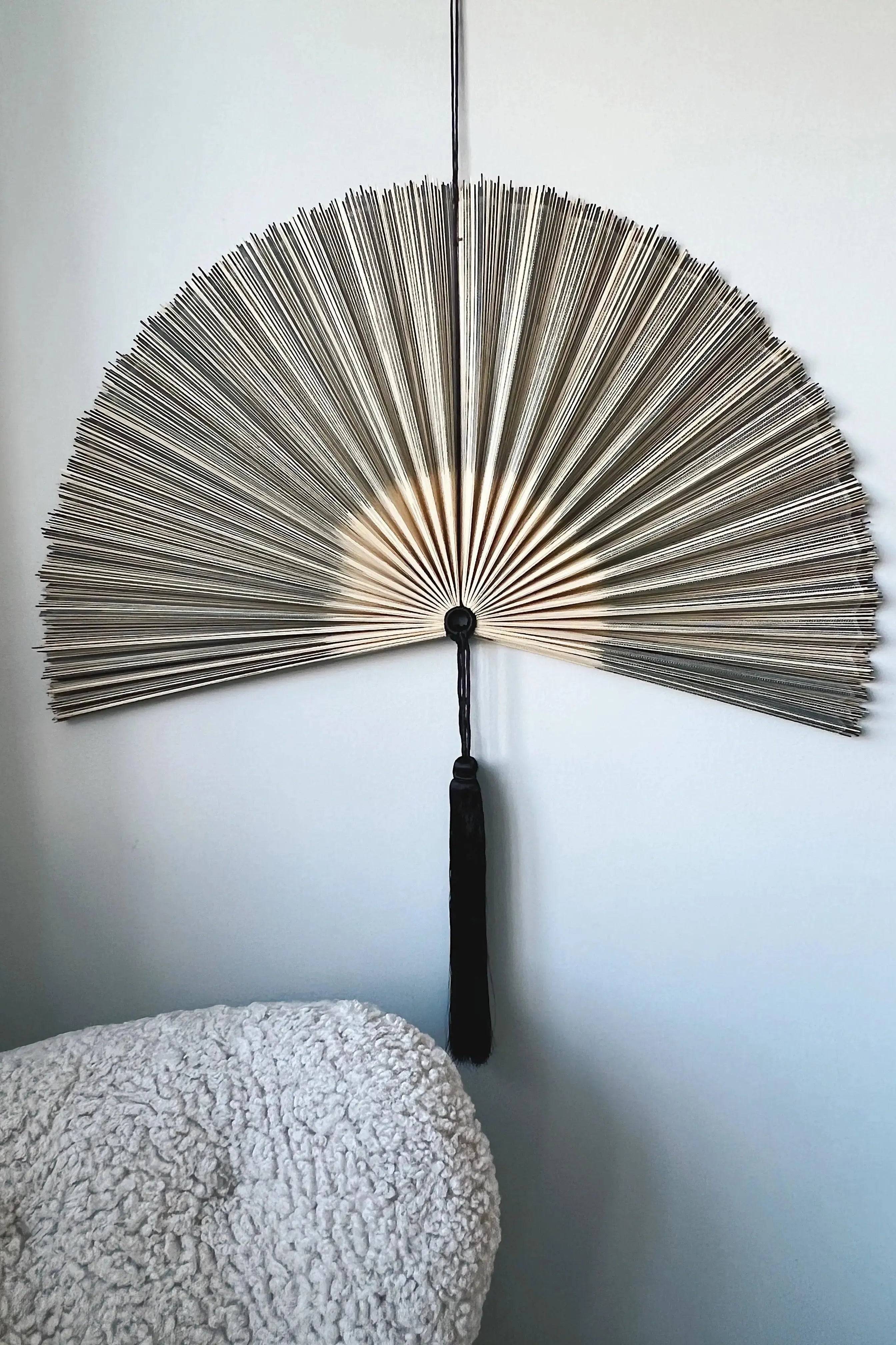 Håndlavet bambusvifte fra Vietnam | Blå/grå og natur en stor stribe - 3 størrelser Studio Hafnia