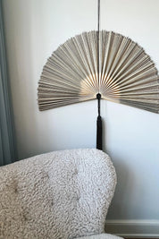 Håndlavet bambusvifte fra Vietnam | Blå/grå og natur en stor stribe - 3 størrelser Studio Hafnia