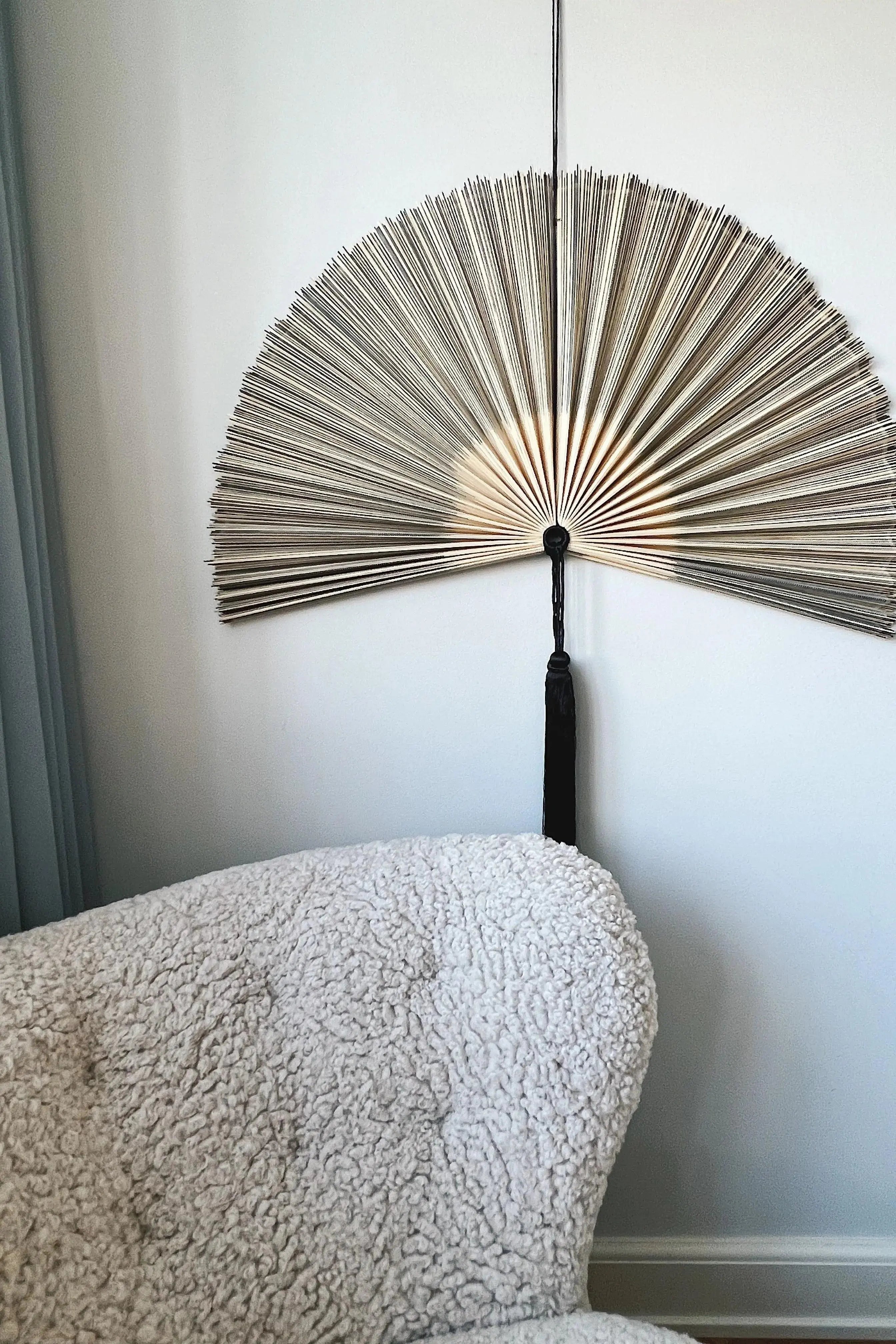 Håndlavet bambusvifte fra Vietnam | Blå/grå og natur en stor stribe - 3 størrelser Studio Hafnia