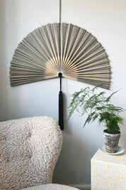 Håndlavet bambusvifte fra Vietnam | Blå/grå og natur en stor stribe - 3 størrelser Studio Hafnia