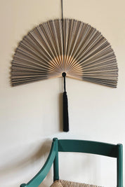 Håndlavet bambusvifte fra Vietnam | Blå/grå og natur en stor stribe - 3 størrelser Studio Hafnia