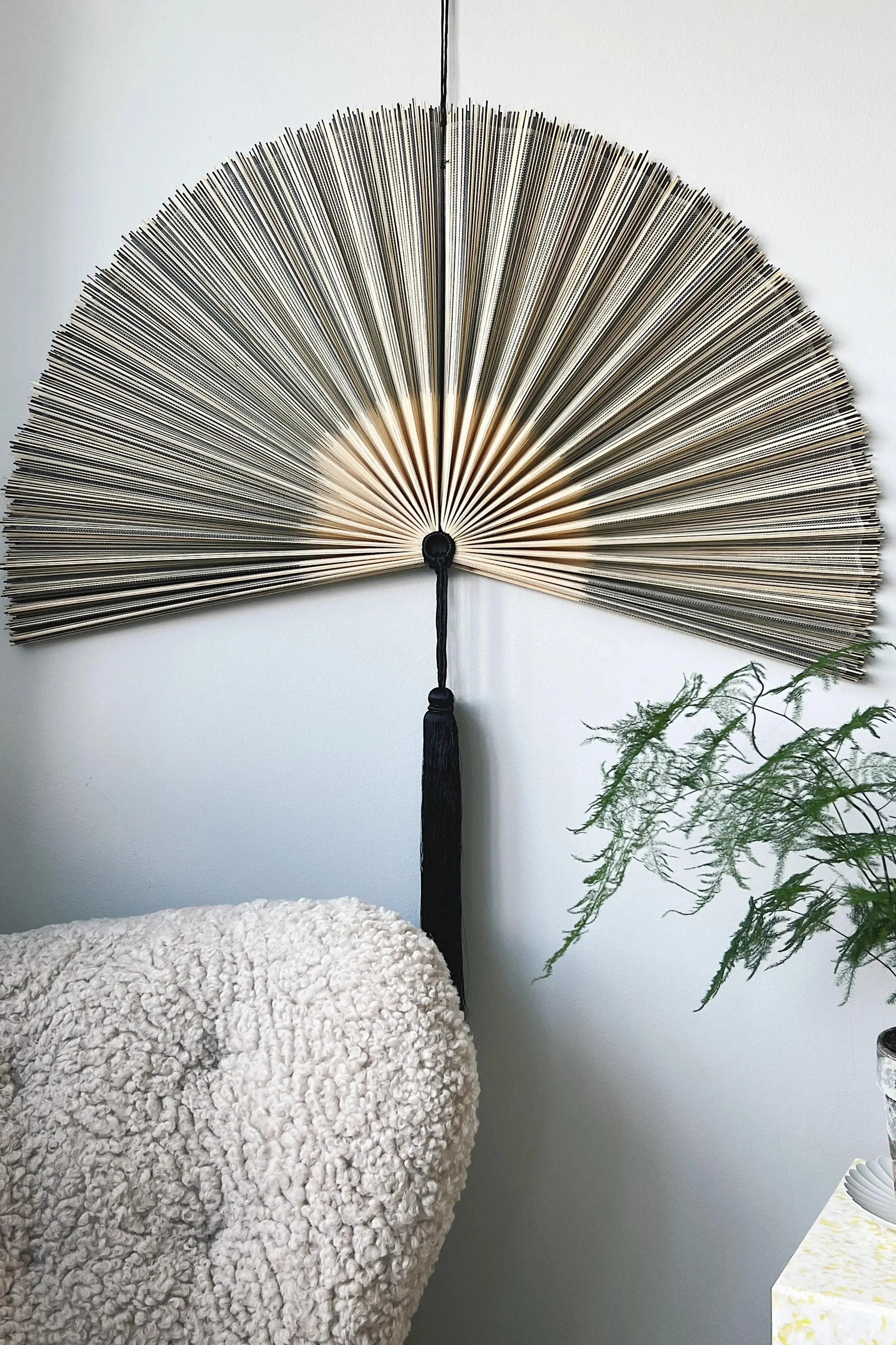 Håndlavet bambusvifte fra Vietnam | Blå/grå og natur en stor stribe - 3 størrelser Studio Hafnia