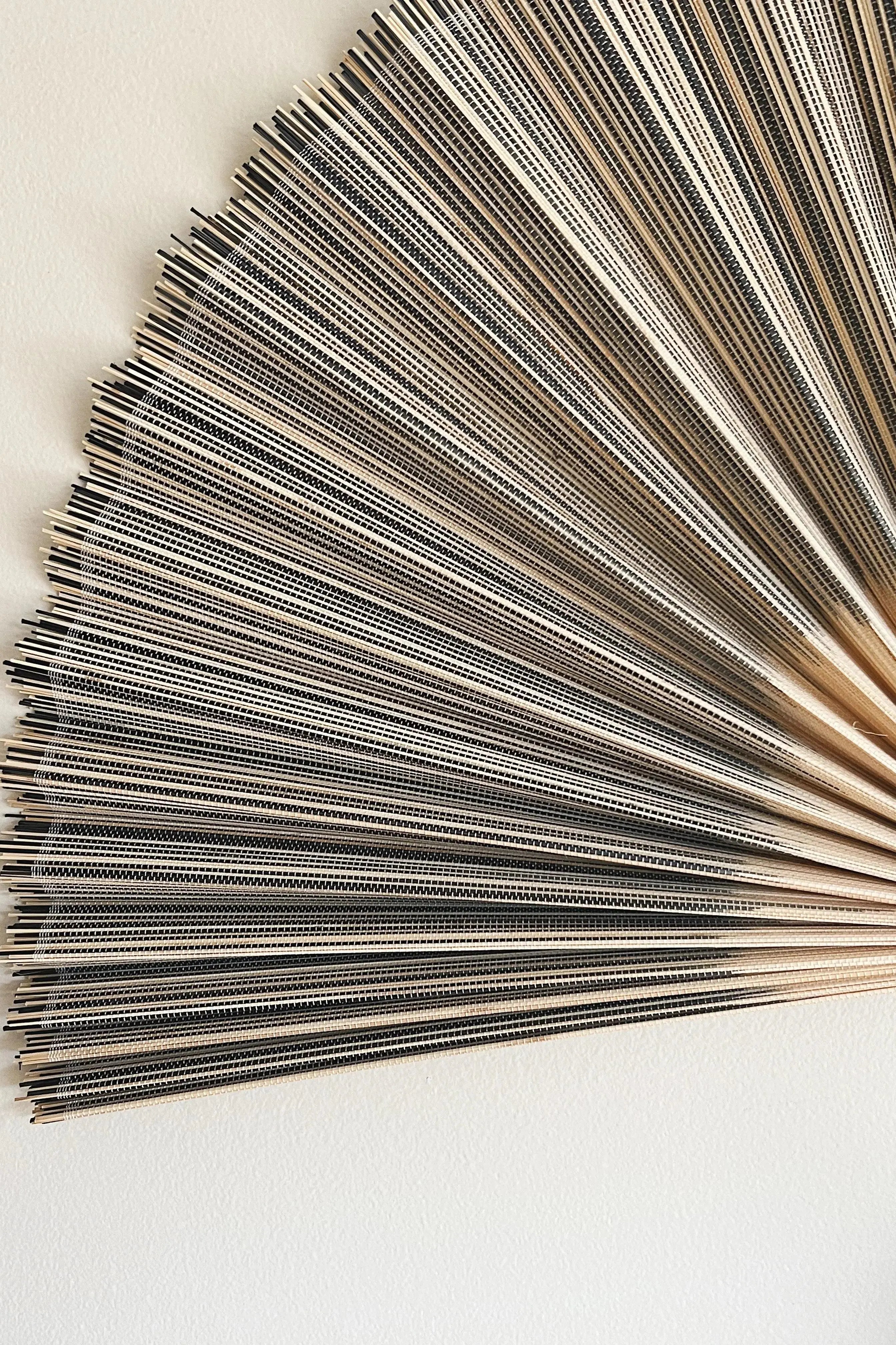 Håndlavet bambusvifte fra Vietnam | Blå/grå og natur en stor stribe - 3 størrelser Studio Hafnia