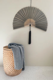 Håndlavet bambusvifte fra Vietnam | Blå/grå og natur en stor stribe - 3 størrelser Studio Hafnia