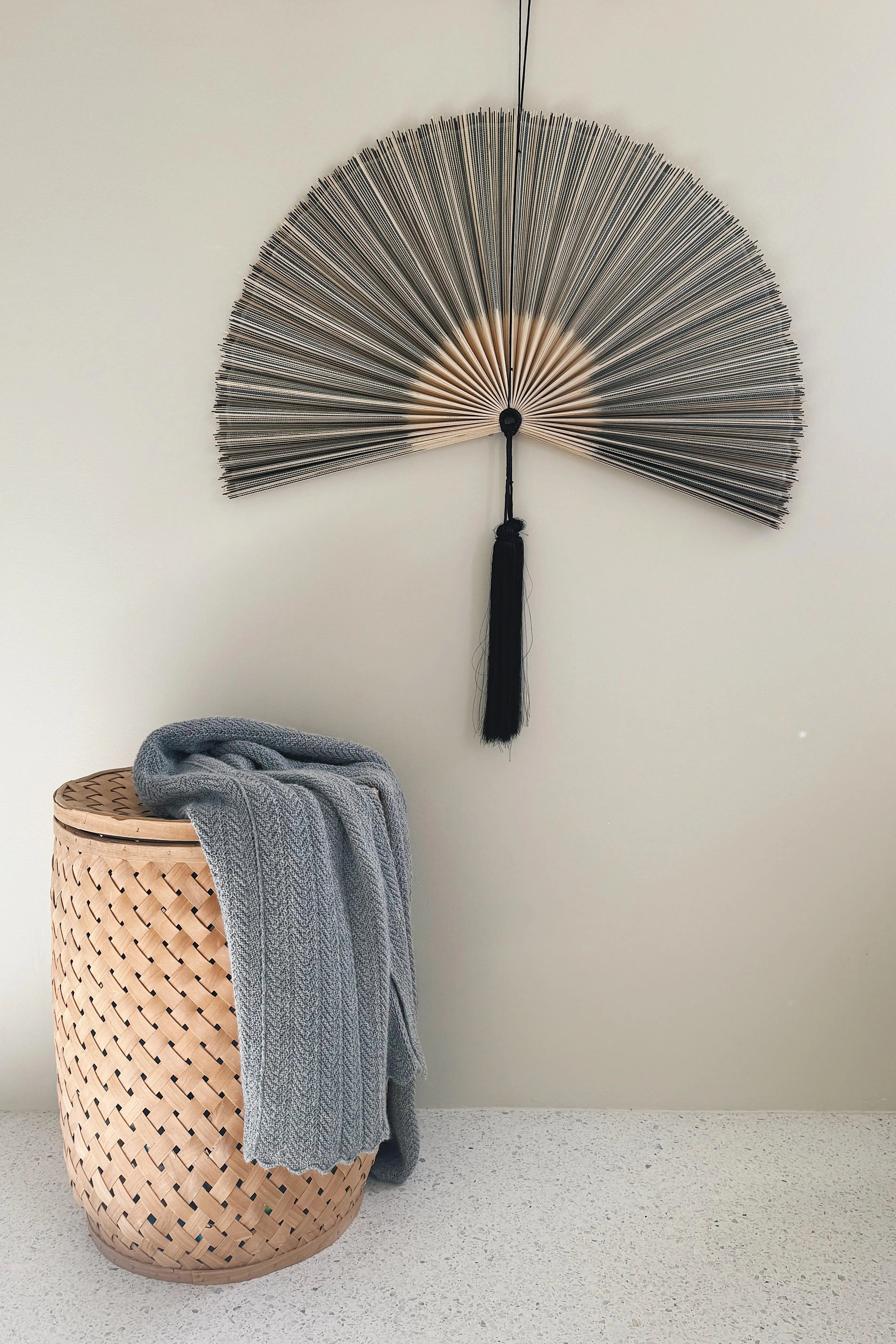 Håndlavet bambusvifte fra Vietnam | Blå/grå og natur en stor stribe - 3 størrelser Studio Hafnia